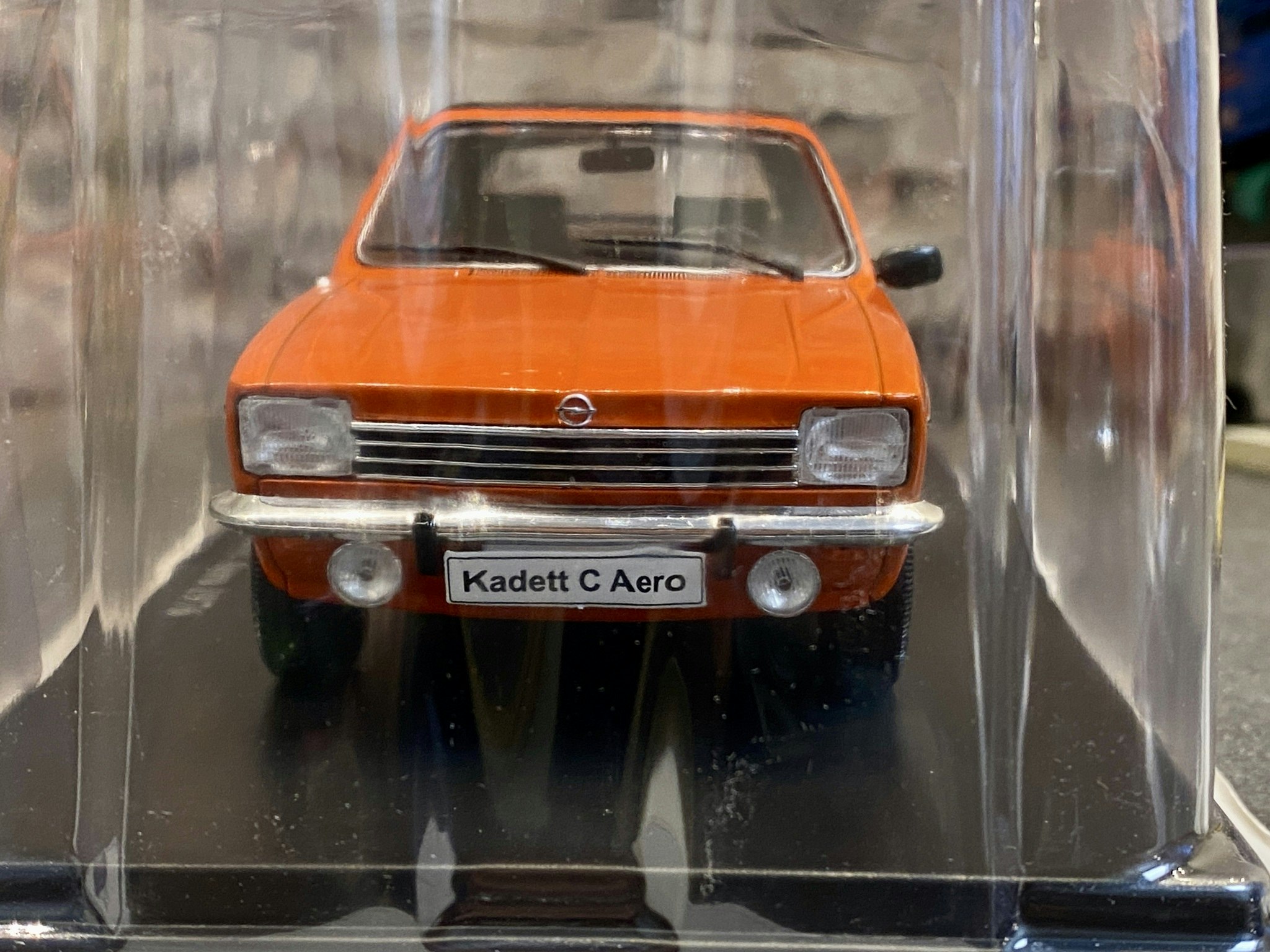 Skala 1/24 Opel Kadett C Aero, 1976' Dark orange fr Hachette