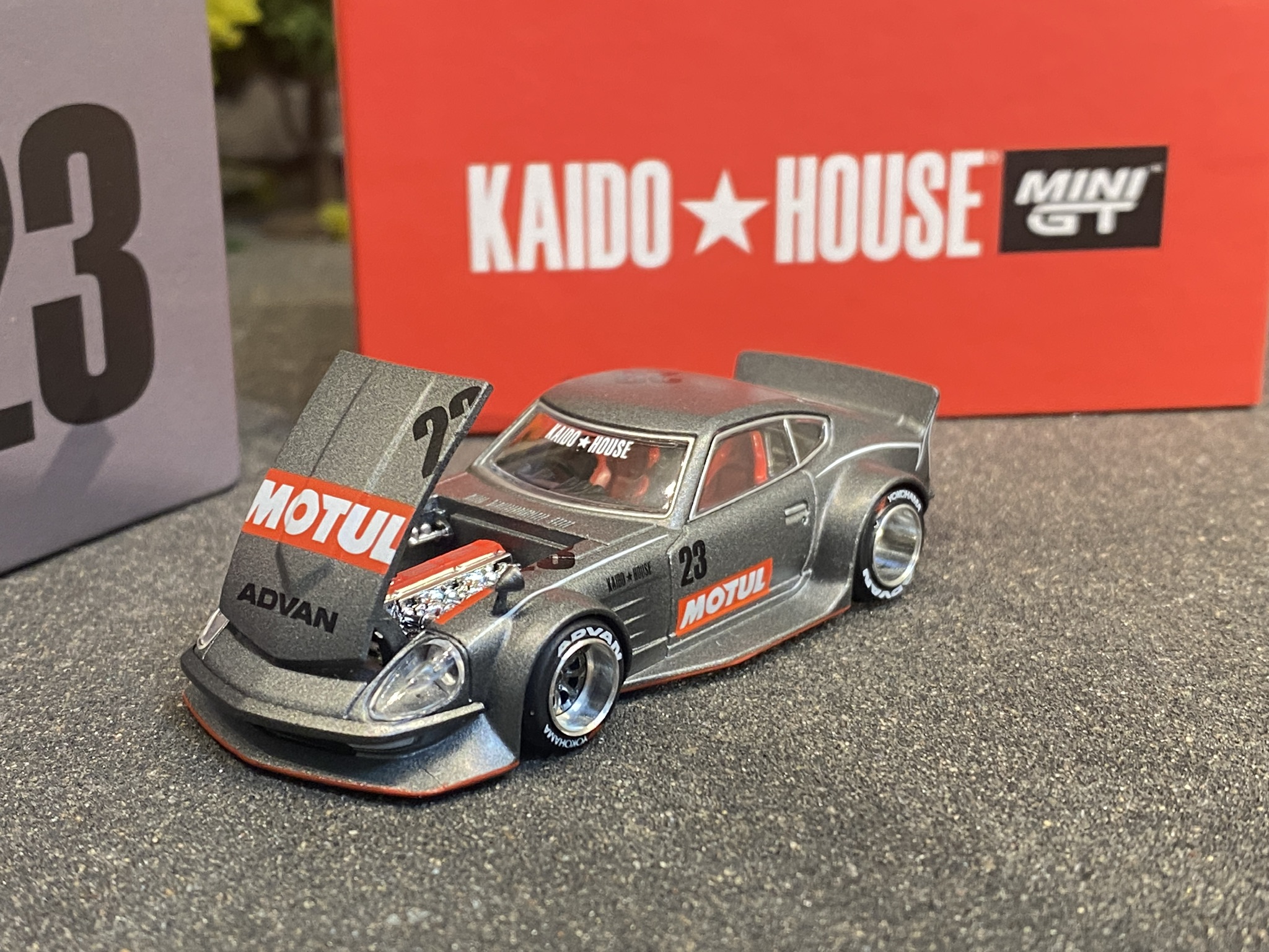 Skala 1/64 - Datsun KAIDO Fairlady Z, Grey (KHMG035) KAIDO fr MINI GT
