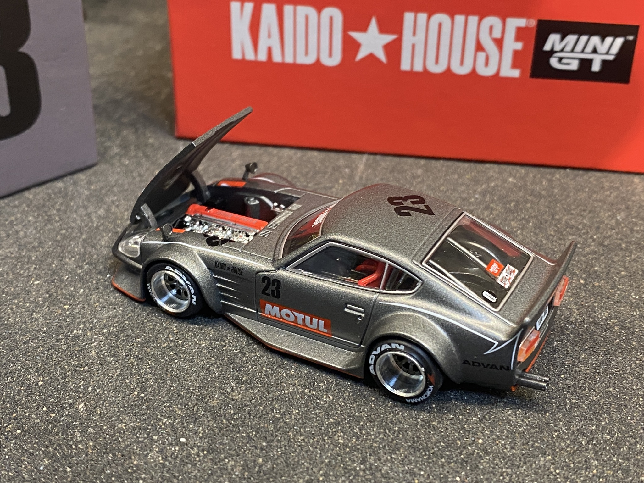 Skala 1/64 - Datsun KAIDO Fairlady Z, Grey (KHMG035) KAIDO fr MINI GT