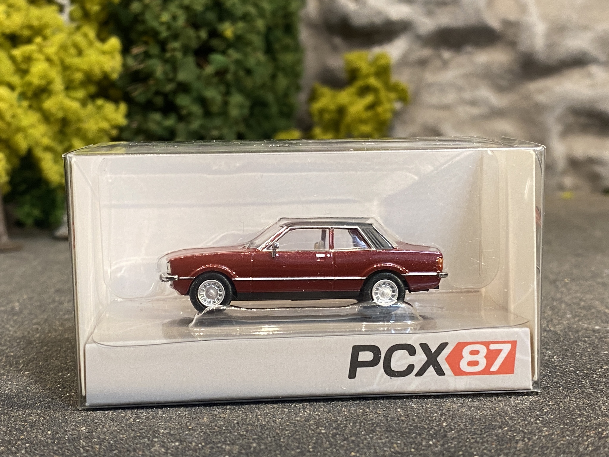 Skala 1/87 - Ford Taunus TC2, Metallic dark red fr PCX87