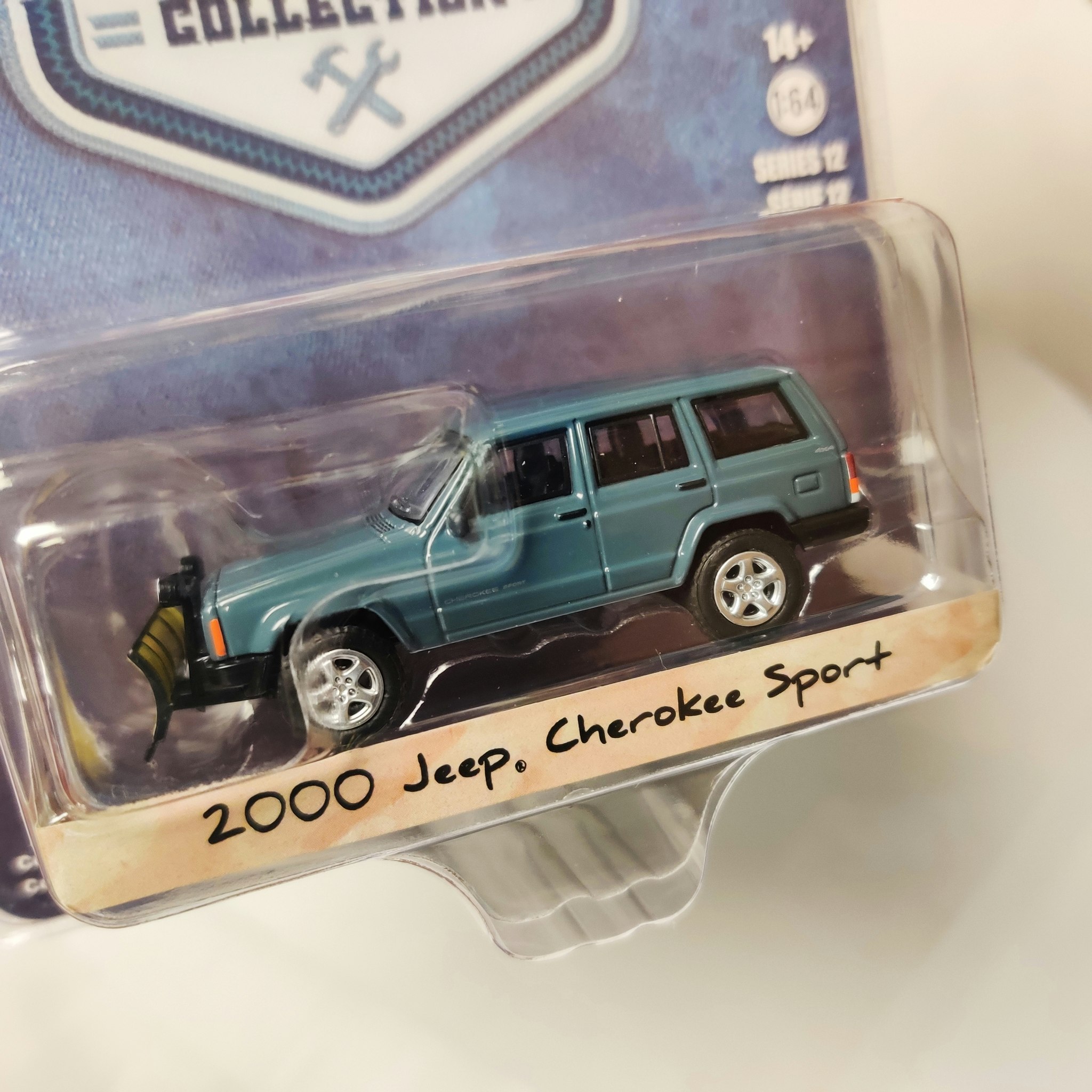 Skala 1/64 Greenlight "Blue Collar" Jeep Cherokee Sport 2000 Ser.12 Lim.Ed