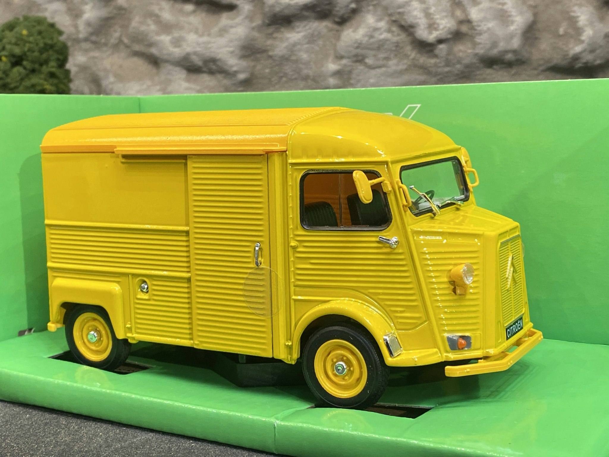 Skala 1/24 1962 Citroen Type  H (HY), yellow Nex models / Welly