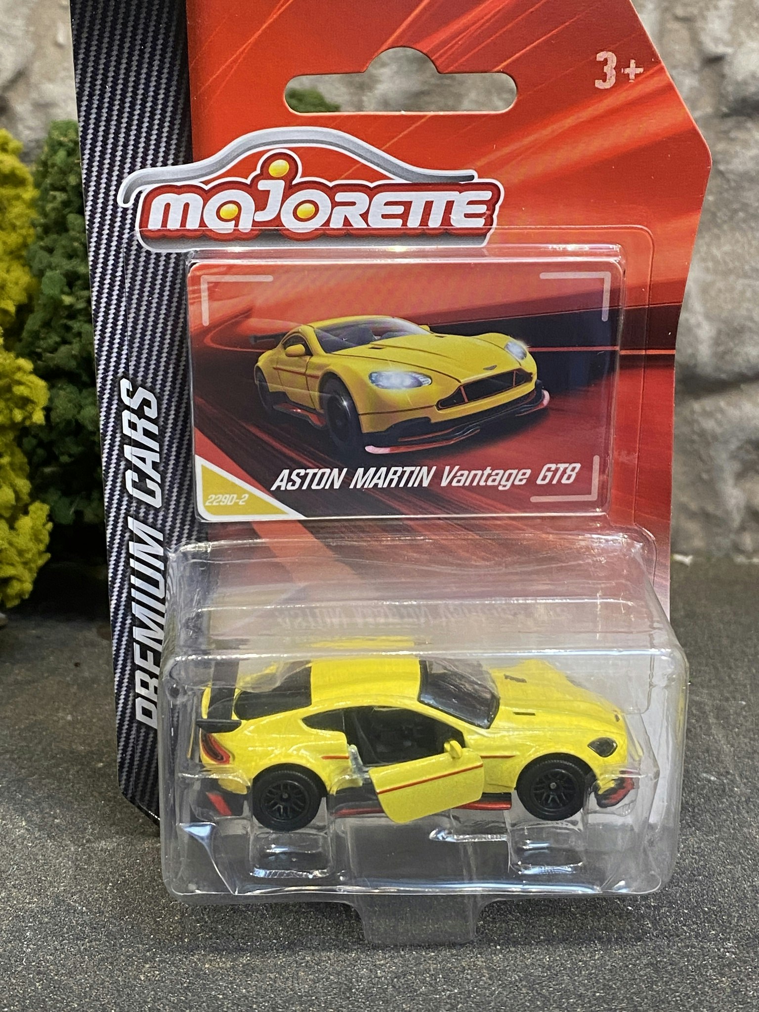 Skala 1/64 fr Majorette - Premium Cars: Aston Martin Vantage GT8 Yellow