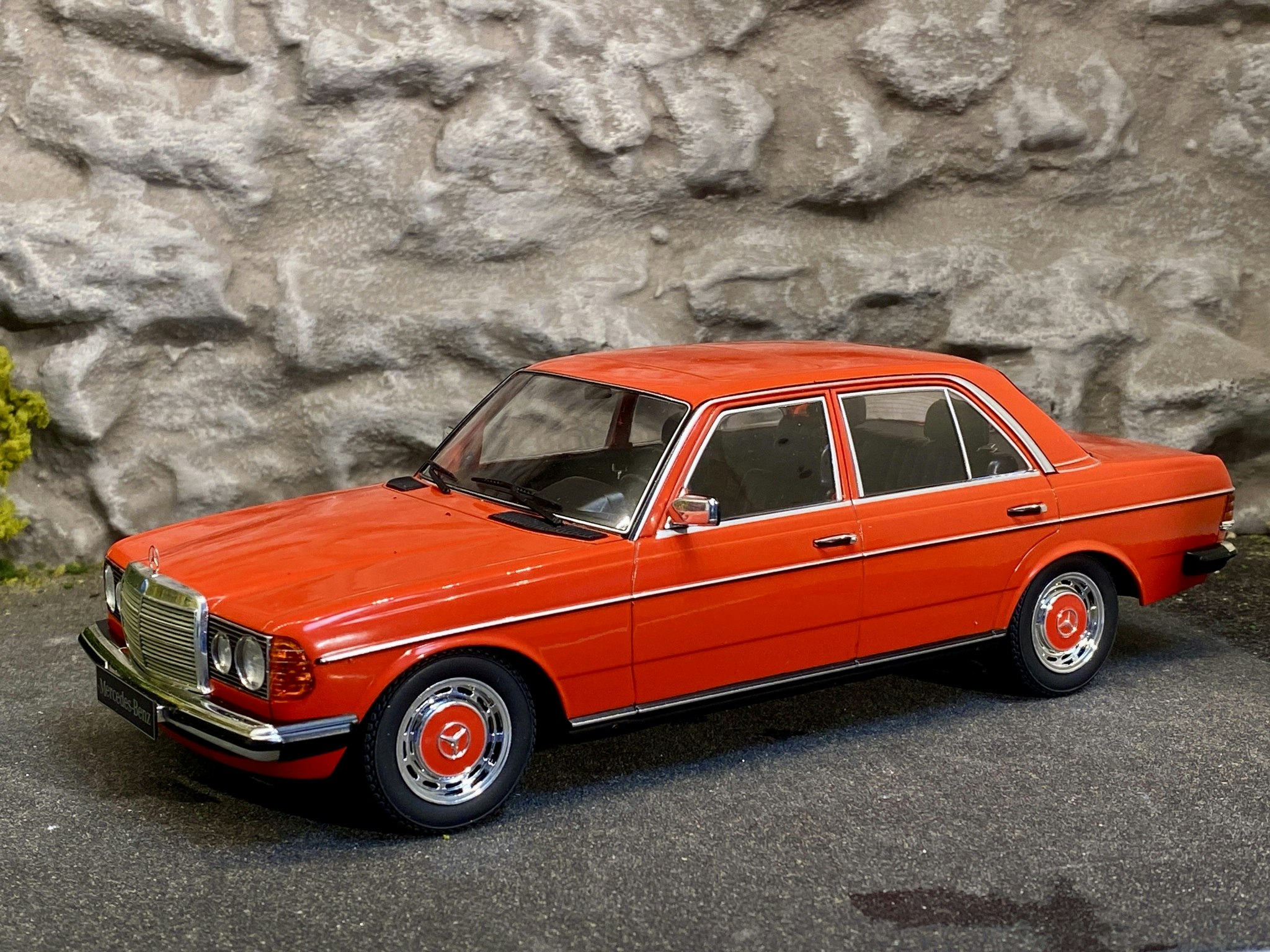 Skala 1/18 Mercedes-Benz 230E (W123) 1975, Red fr KK-Scale