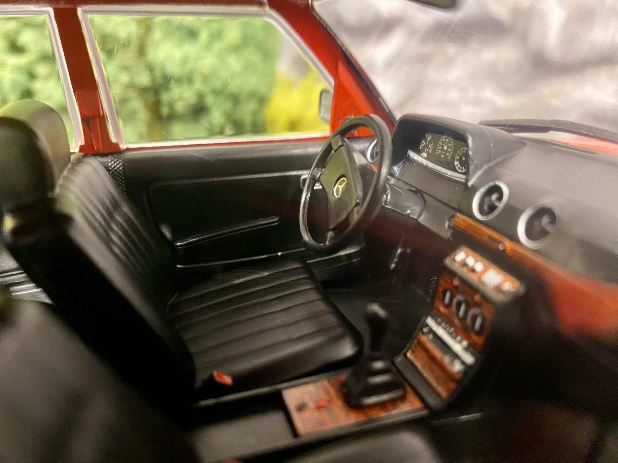 Skala 1/18 Mercedes-Benz 230E (W123) 1975, Red fr KK-Scale