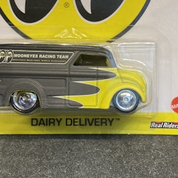 Skala 1/64 Hot Wheels Premium: Diary Delivery "Mooneyes"