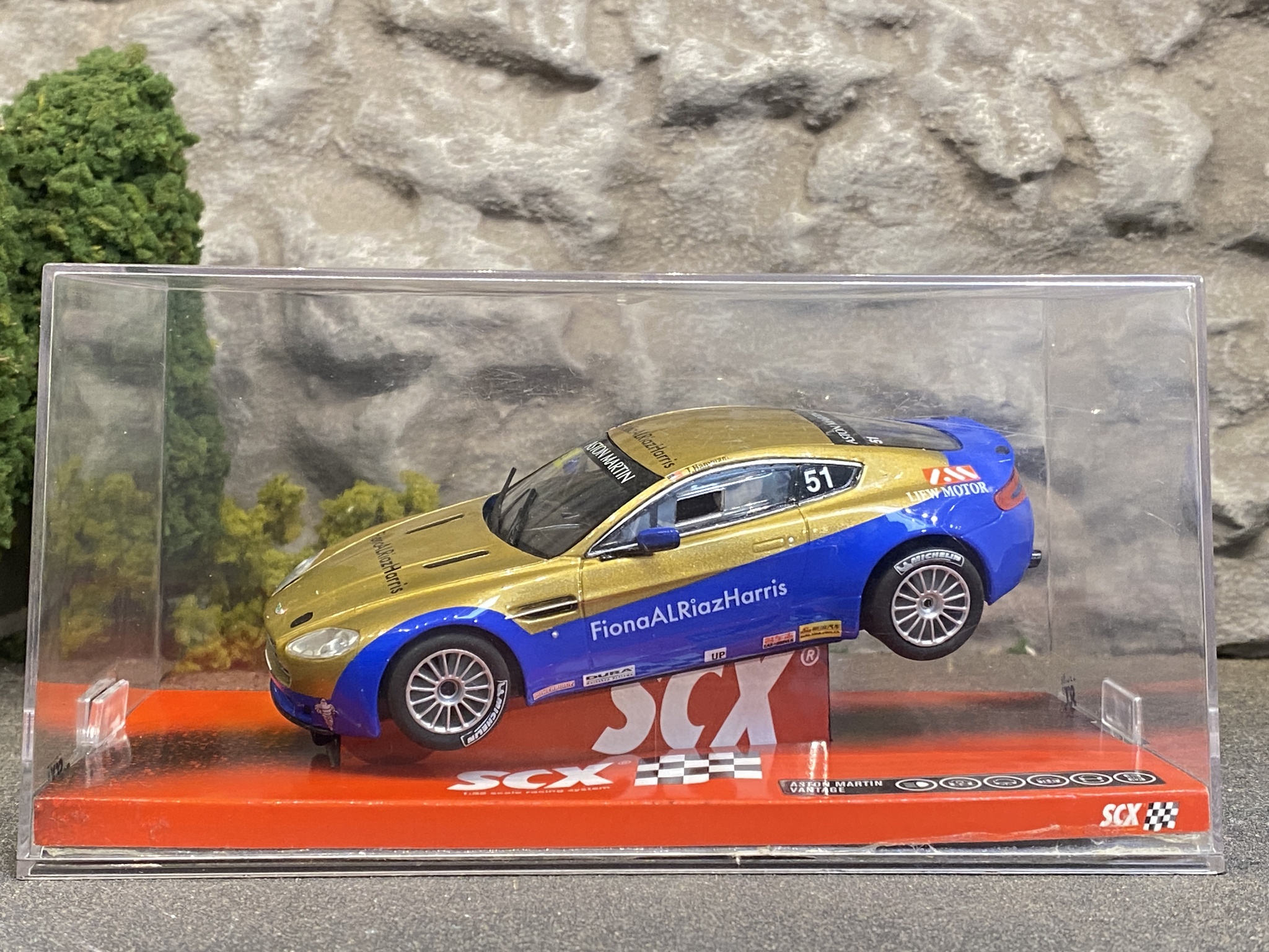 Skala 1/32 Analogue Slot Car fr SCX: Aston Martin Vantage, Gold/Blue