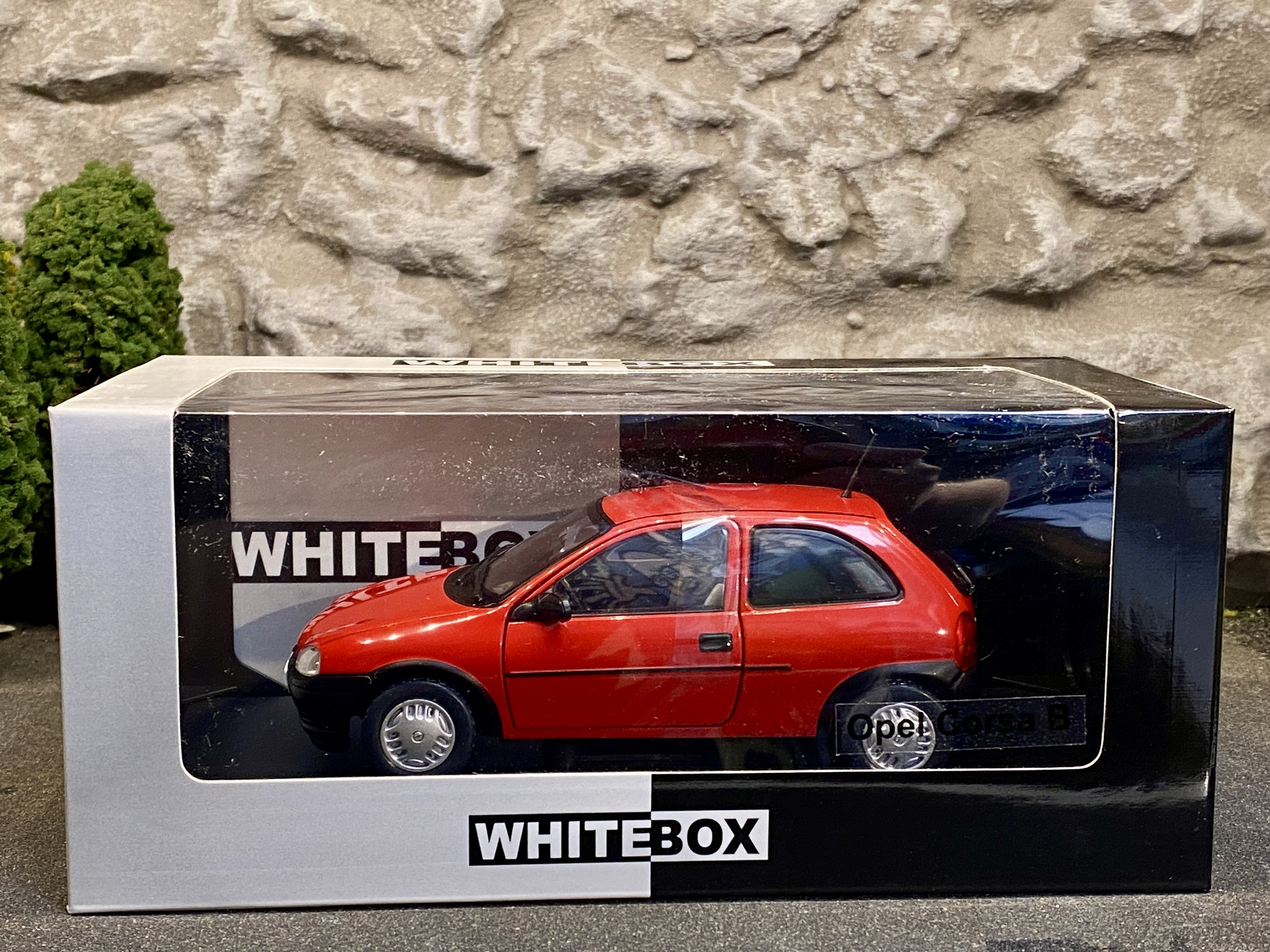 Skala 1/24 Opel Corsa B, Red fr WhiteBox