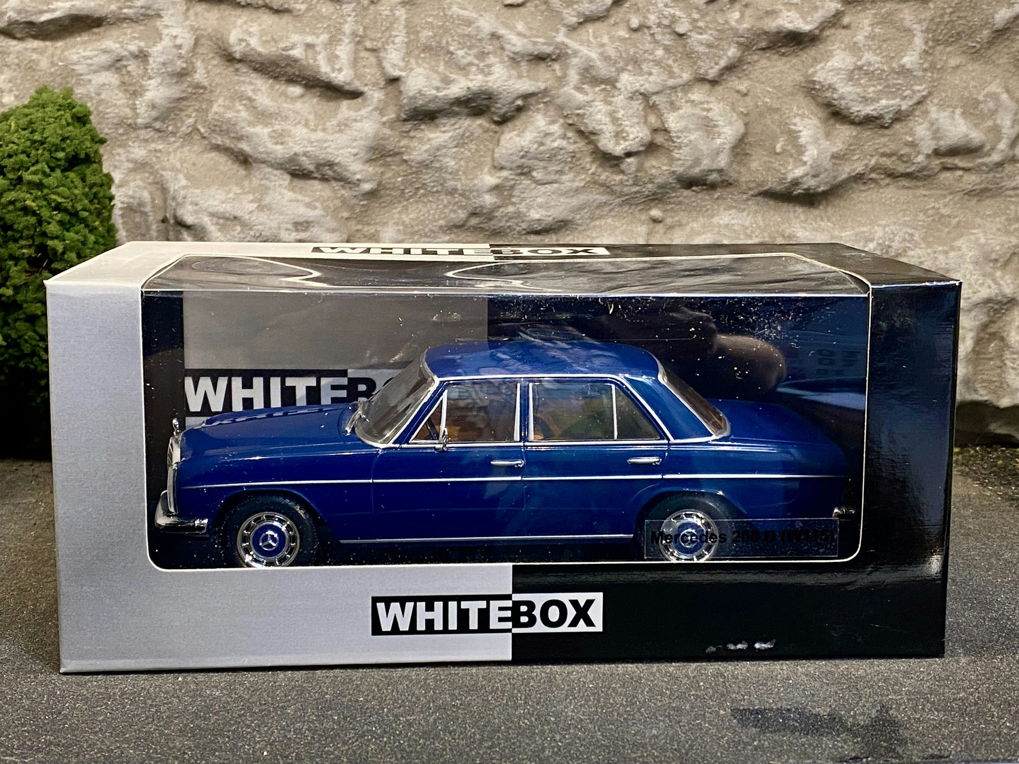 Skala 1/24 Mercedes-Benz 200D W115, Dark blue fr WhiteBox