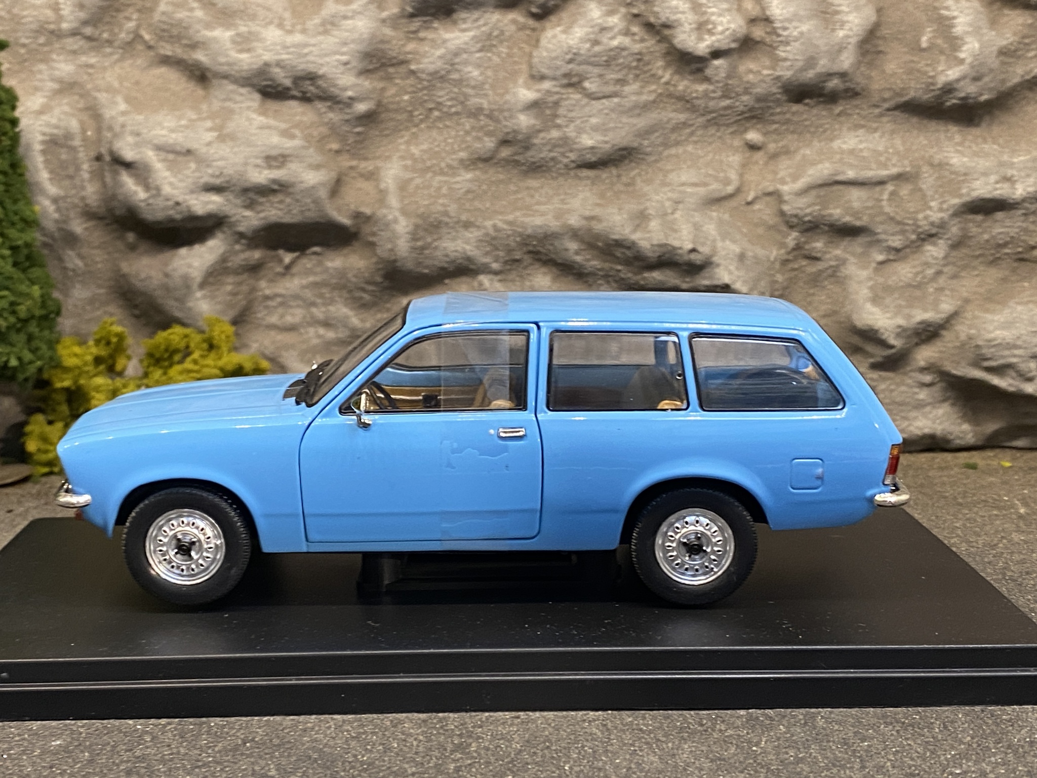 Skala 1/24 Opel Kadett C Caravan, Light blue fr WhiteBox