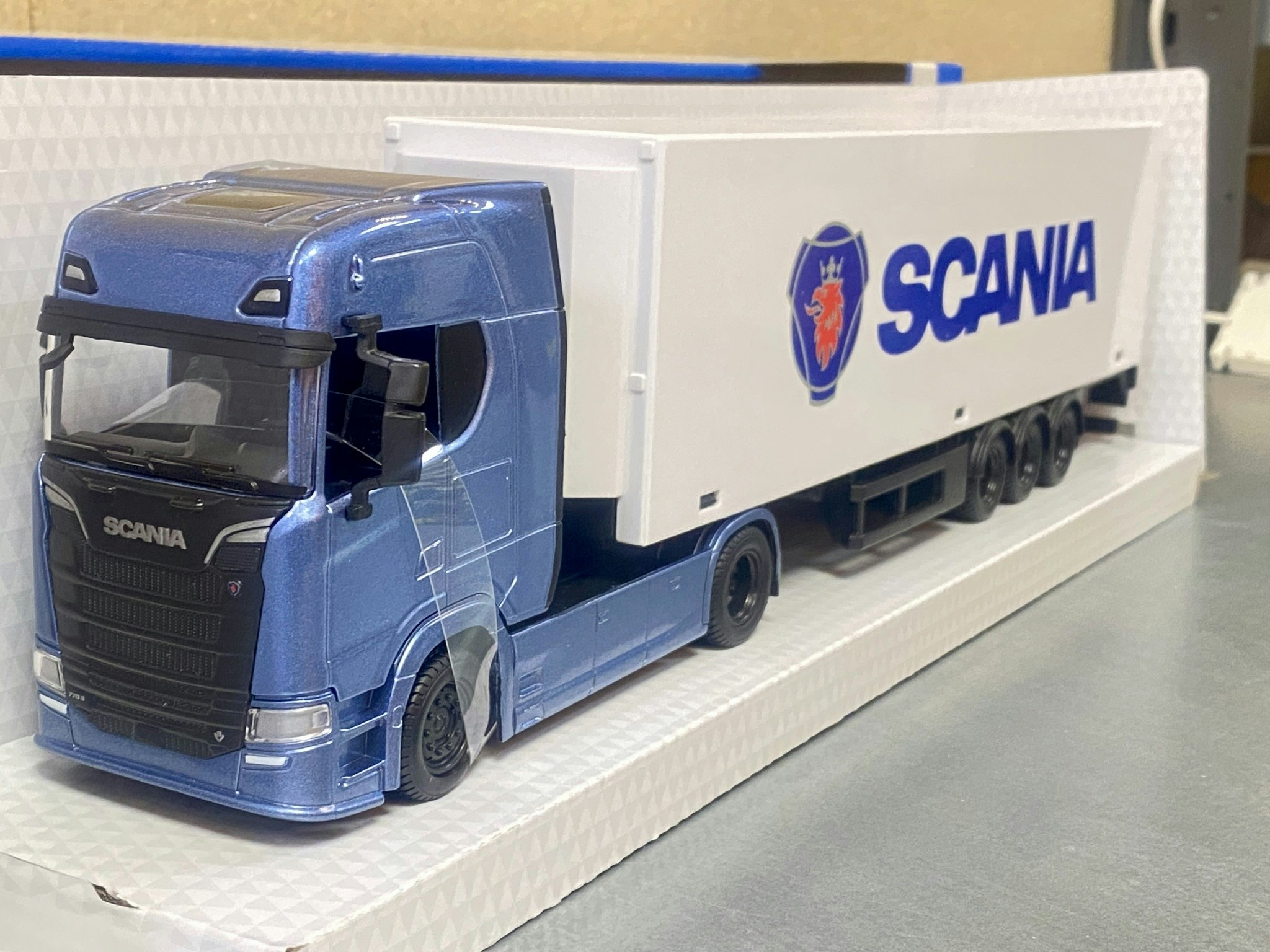 Skala 1/43 Scania S730 Highline, Scania trailer fr Bburago