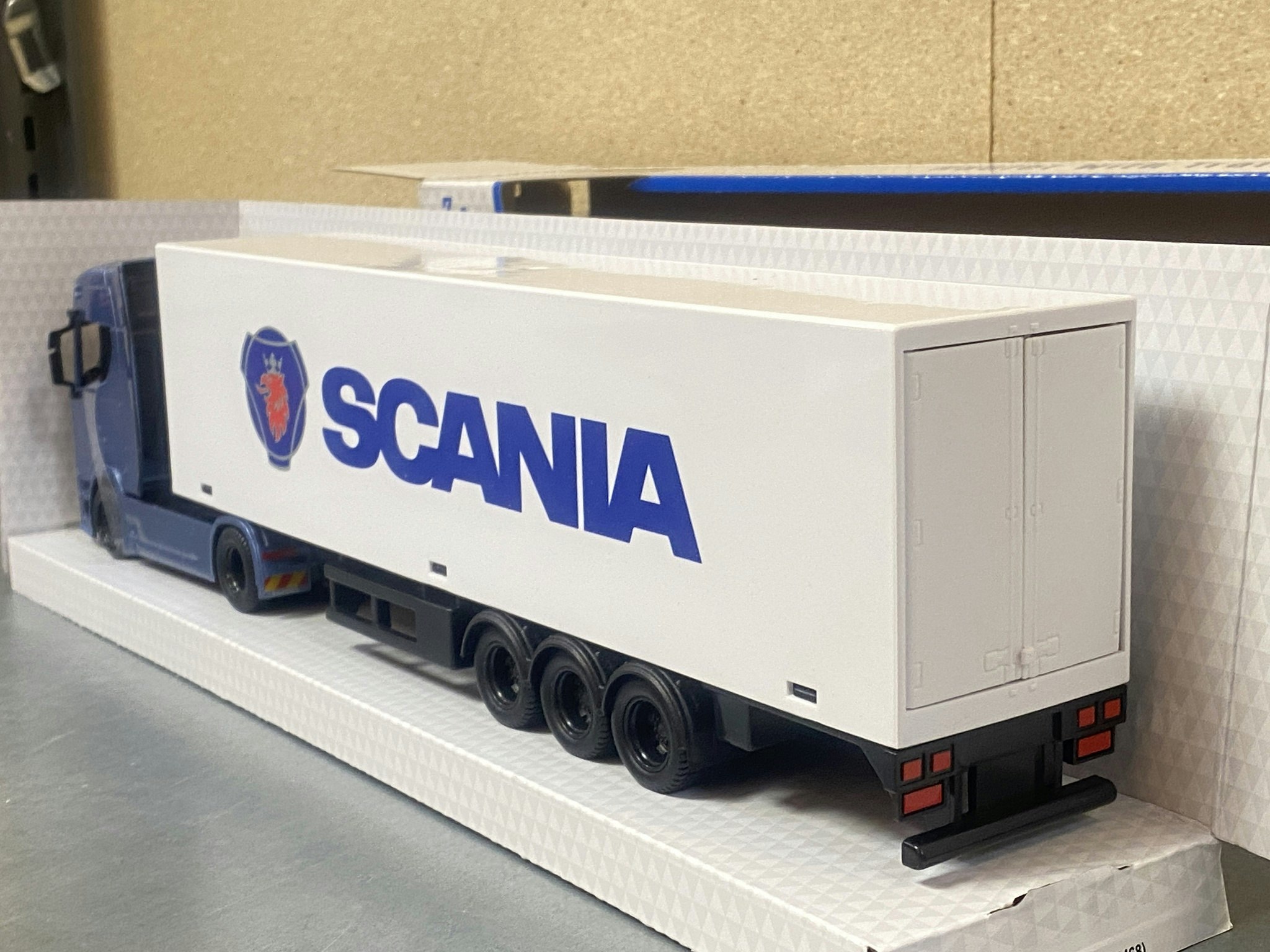 Skala 1/43 Scania S730 Highline, Scania trailer fr Bburago