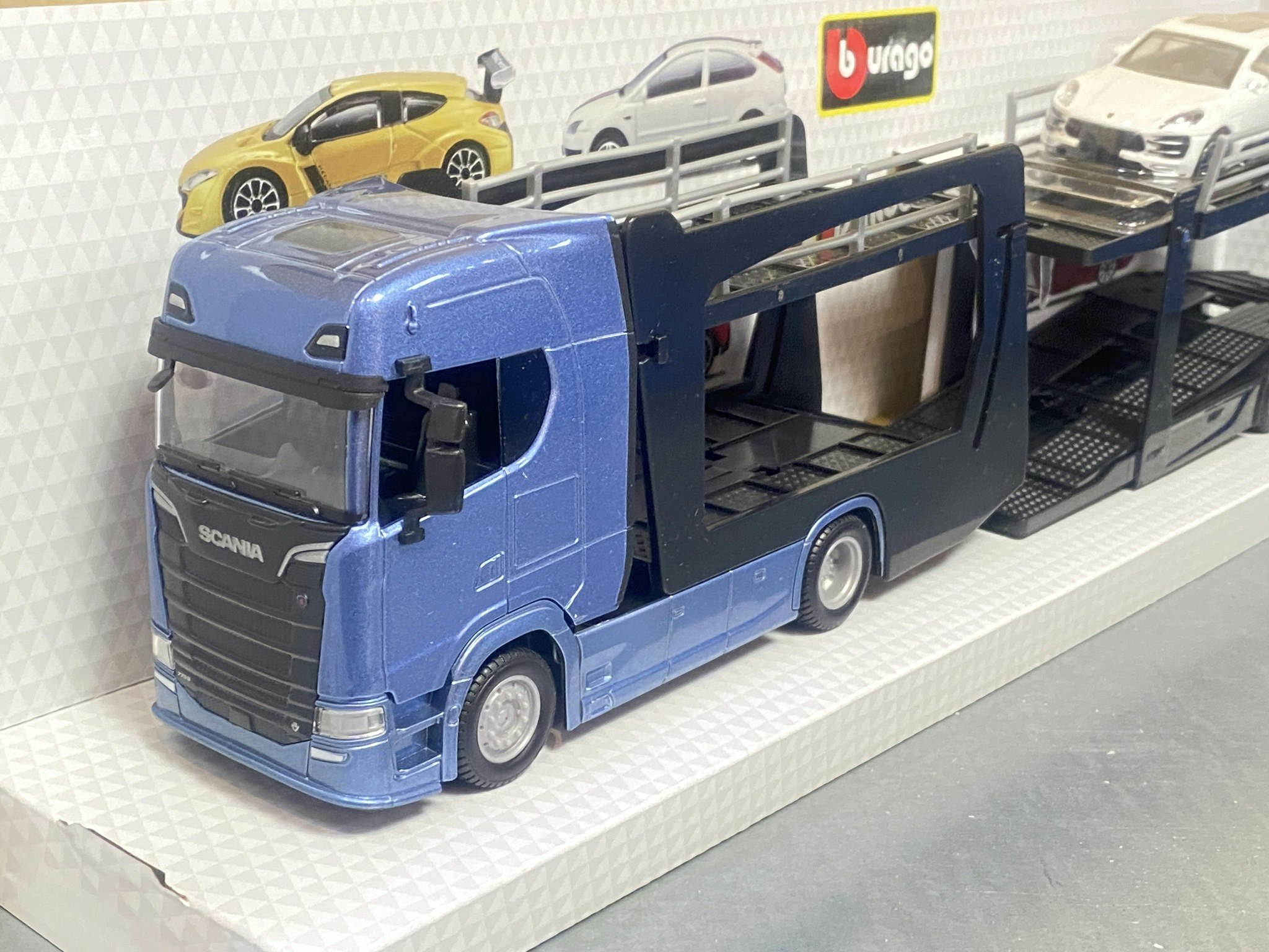 Skala 1/43 Scania S730 Highline, Car transporter w Porsche fr Bburago