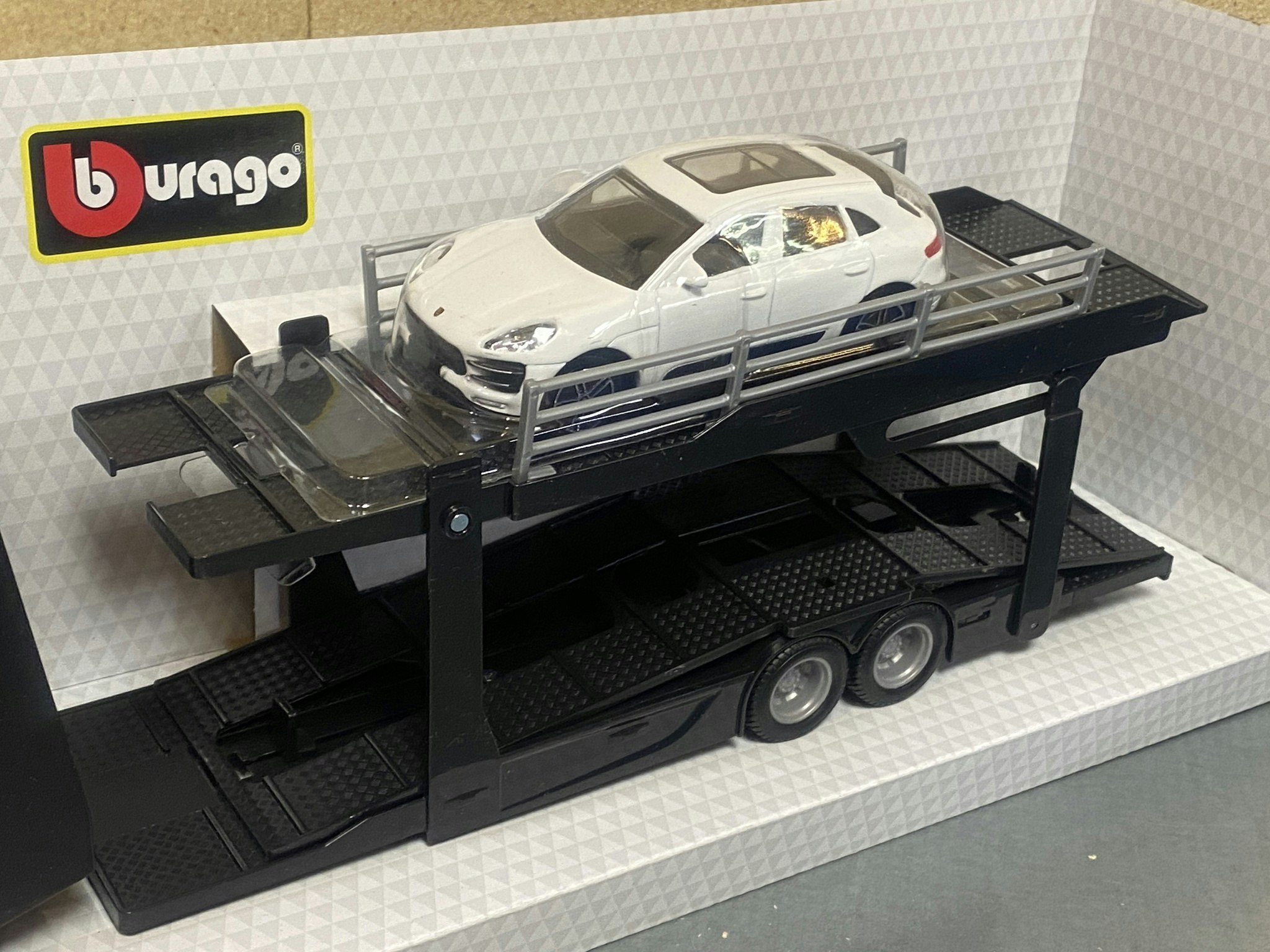 Skala 1/43 Scania S730 Highline, Car transporter w Porsche fr Bburago