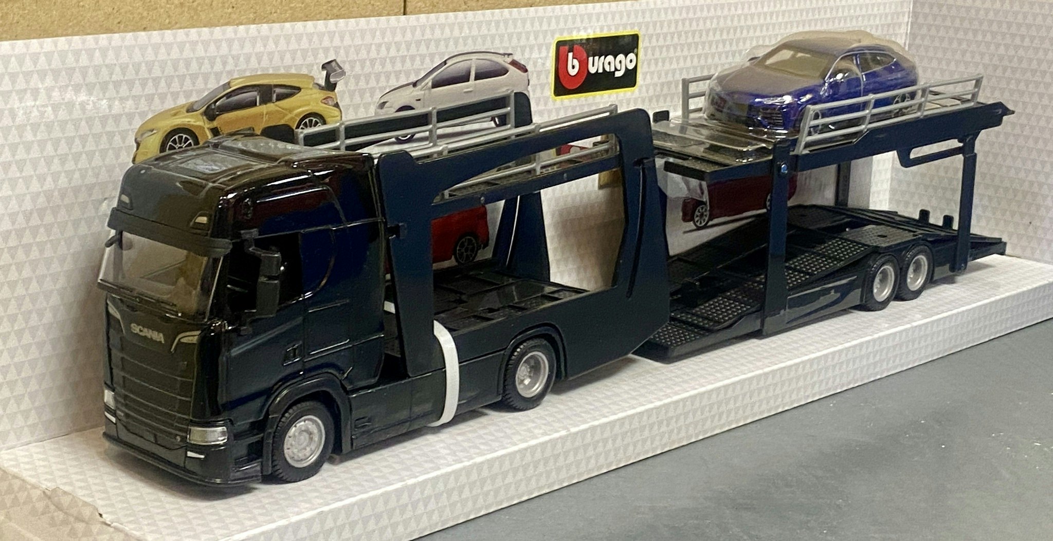 Skala 1/43 Scania S730 Highline, Car transporter w Lamborghini fr Bburago