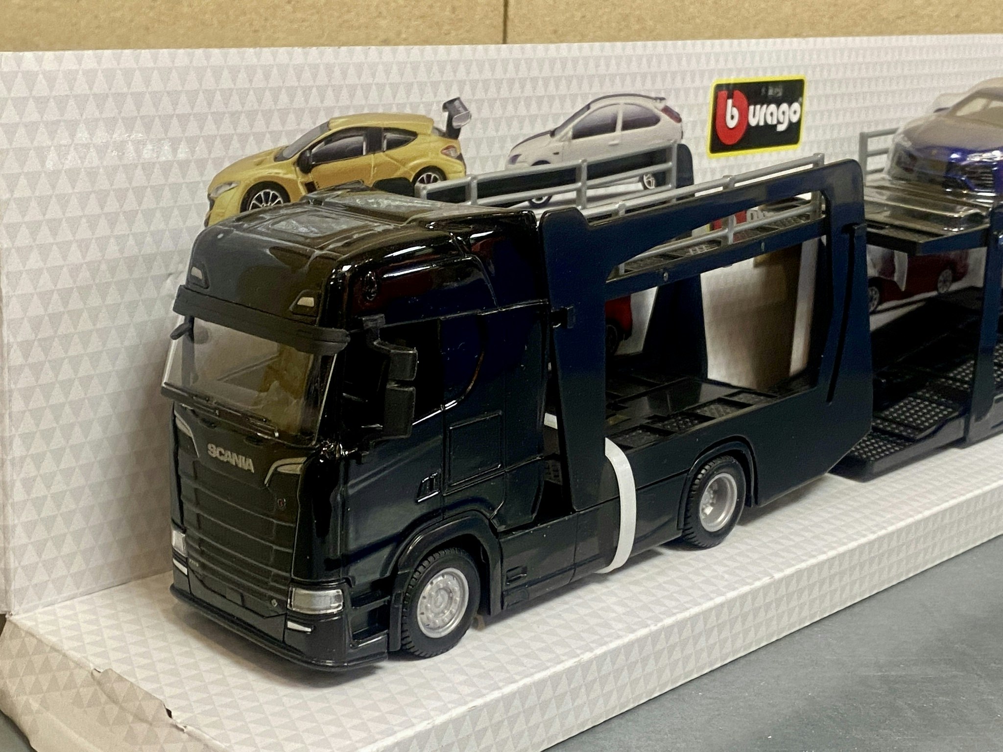 Skala 1/43 Scania S730 Highline, Car transporter w Lamborghini fr Bburago