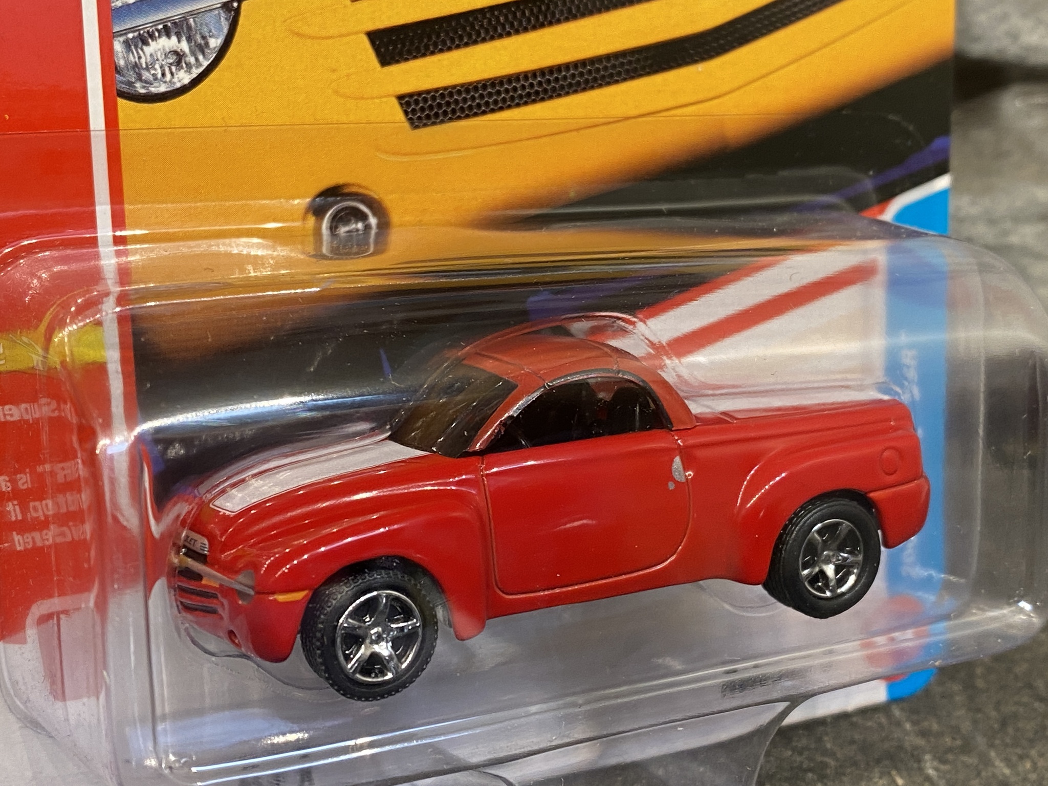 Skala 1/64 Chevrolet SSR, Torch Red w White Stripes fr Johnny Lightning