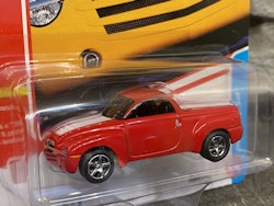 Skala 1/64 Chevrolet SSR, Torch Red w White Stripes fr Johnny Lightning