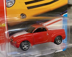 Skala 1/64 Chevrolet SSR, Torch Red w White Stripes fr Johnny Lightning