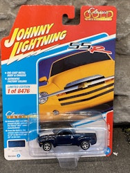 Skala 1/64 Chevrolet SSR, Bermuda blue w Wh Stripes fr Johnny Lightning