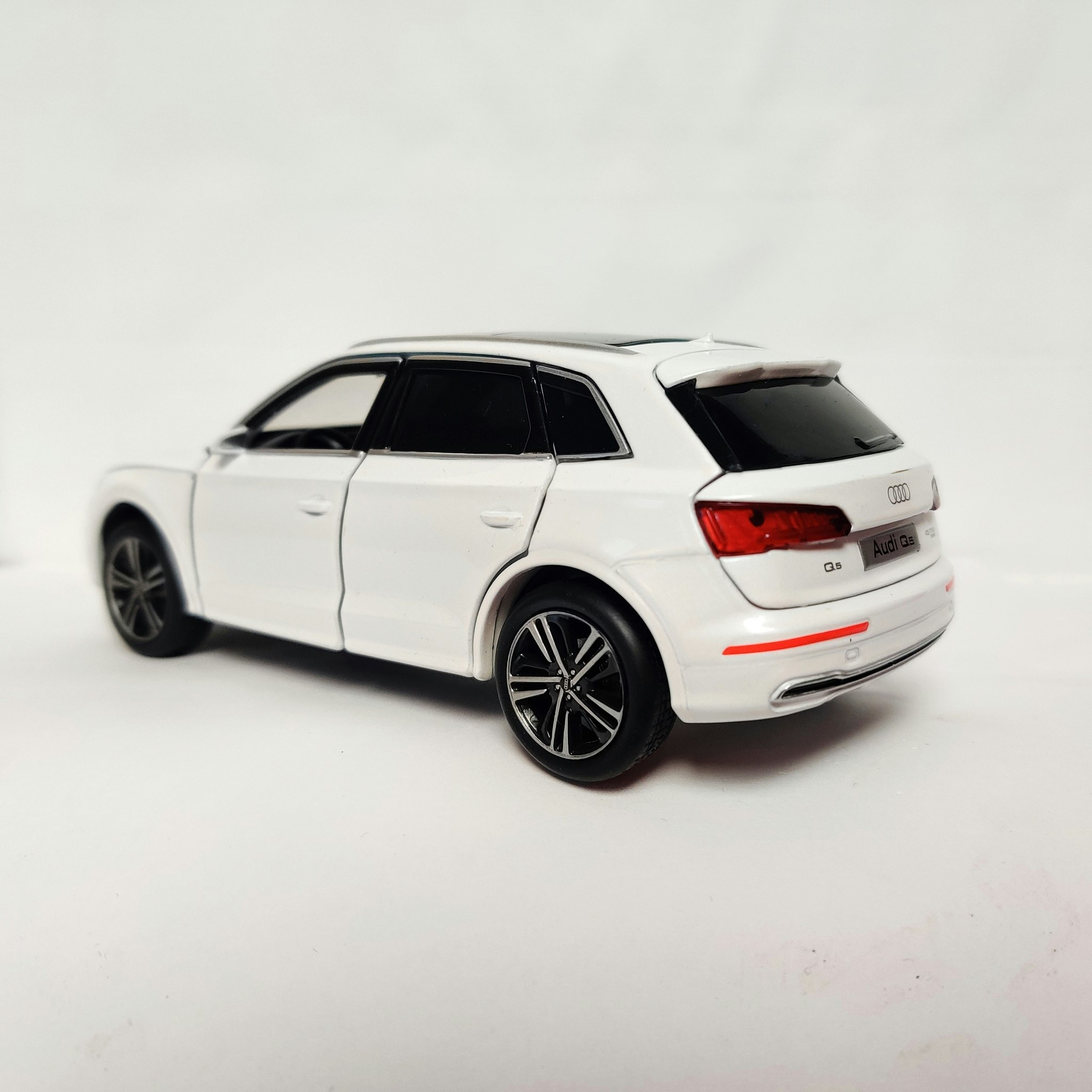 skalaSkala 1/32 Audi Q5, Vit från Tayumo