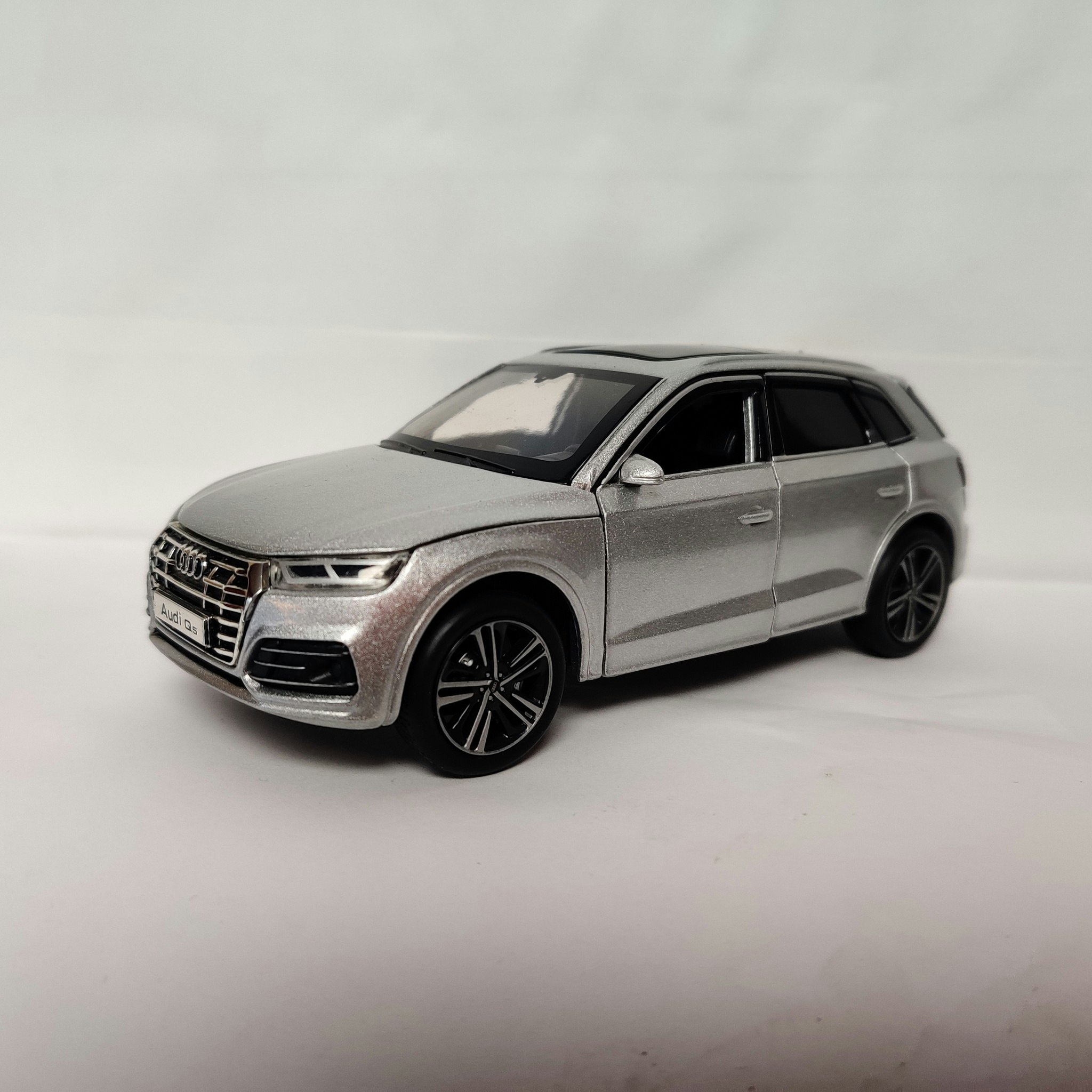 Skala 1/32 Audi Q5, Silver från Tayumo