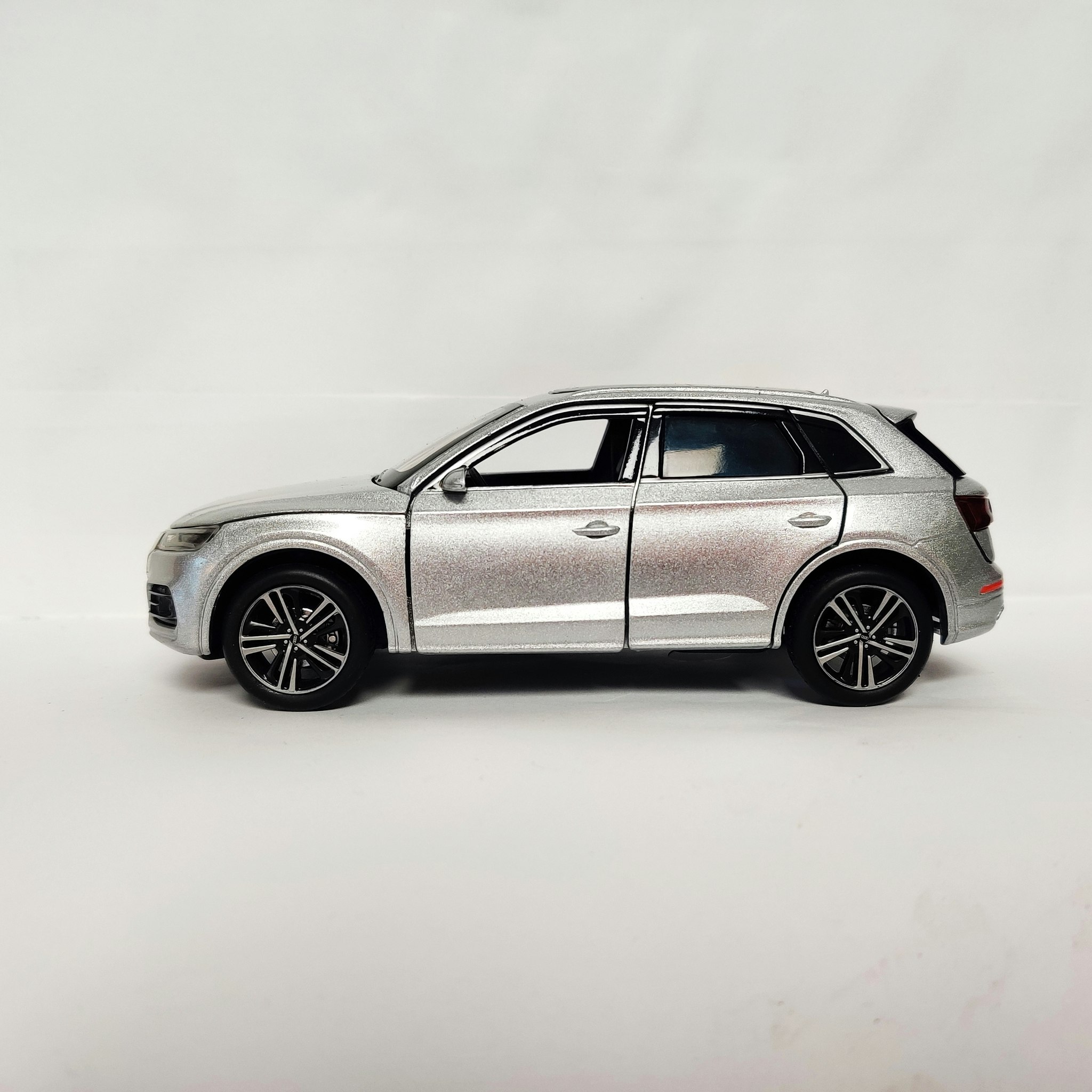 Skala 1/32 Audi Q5, Silver från Tayumo