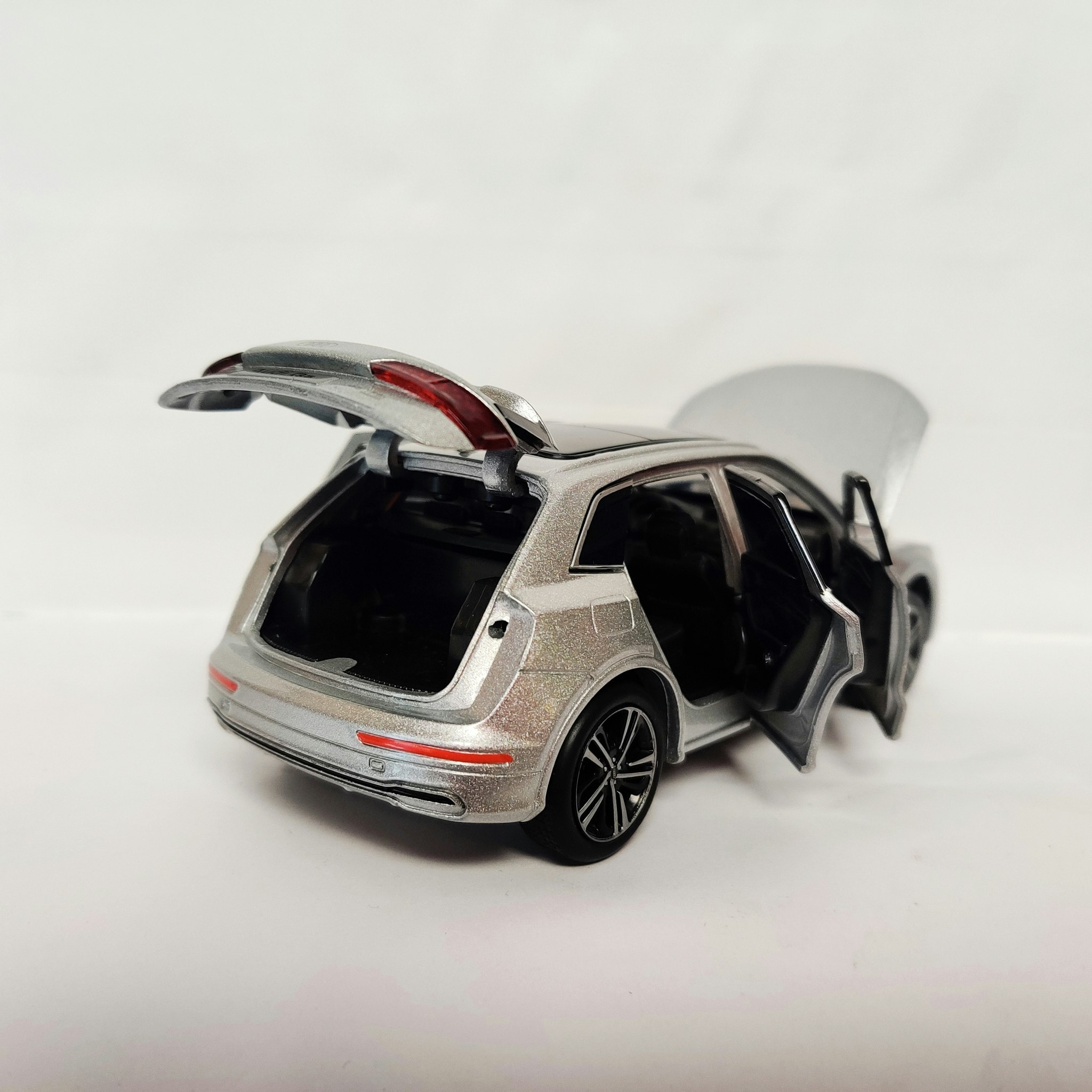 Skala 1/32 Audi Q5, Silver från Tayumo