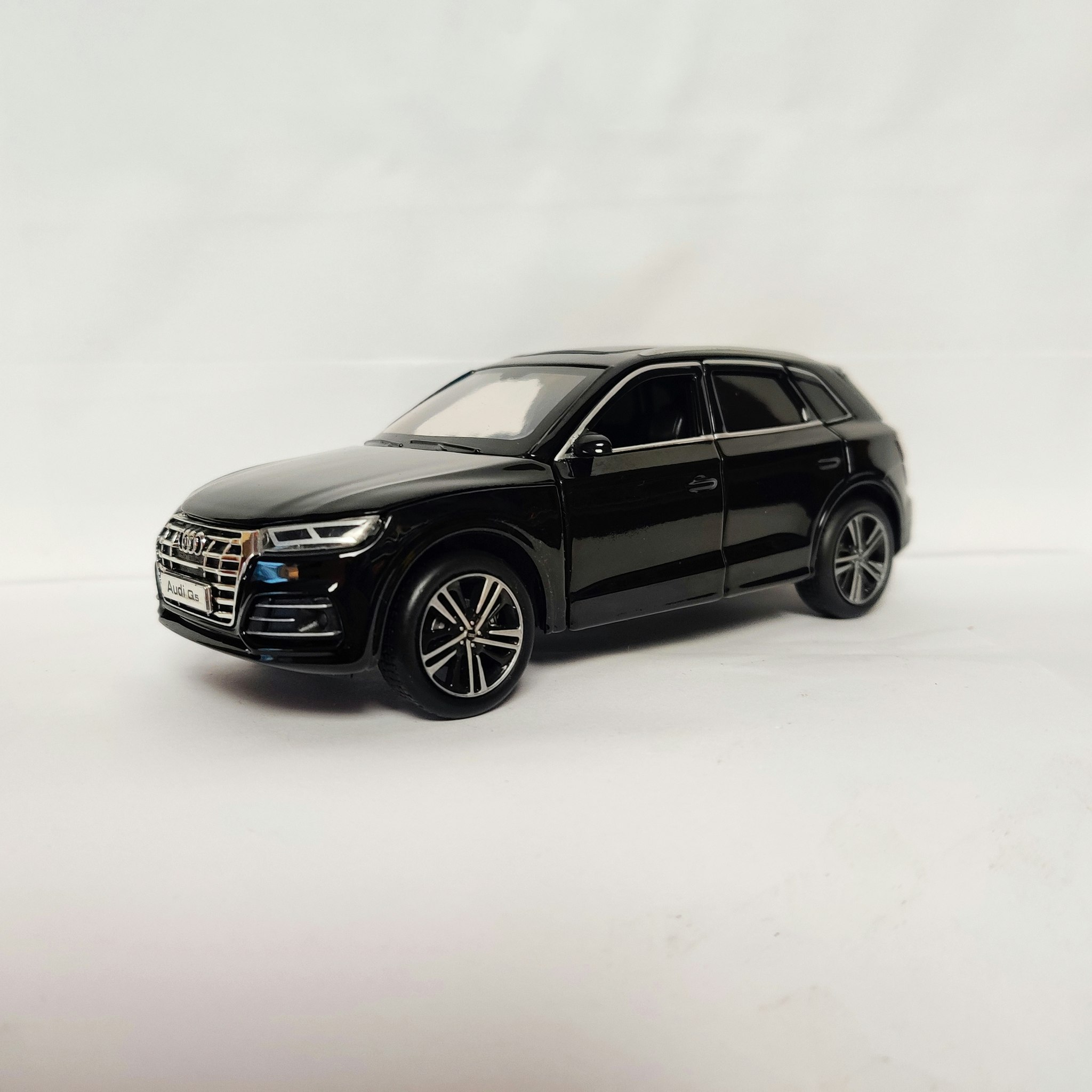 Skala 1/32 Audi Q5, Svart från Tayumo