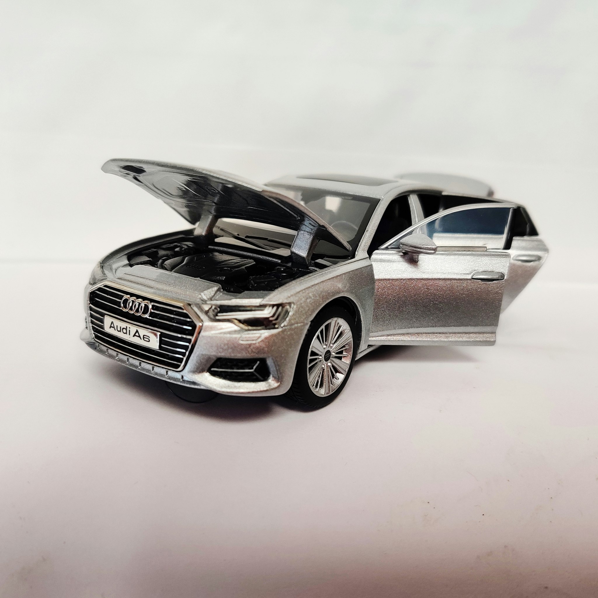 Skala 1/32 Audi A6, Silver från Tayumo