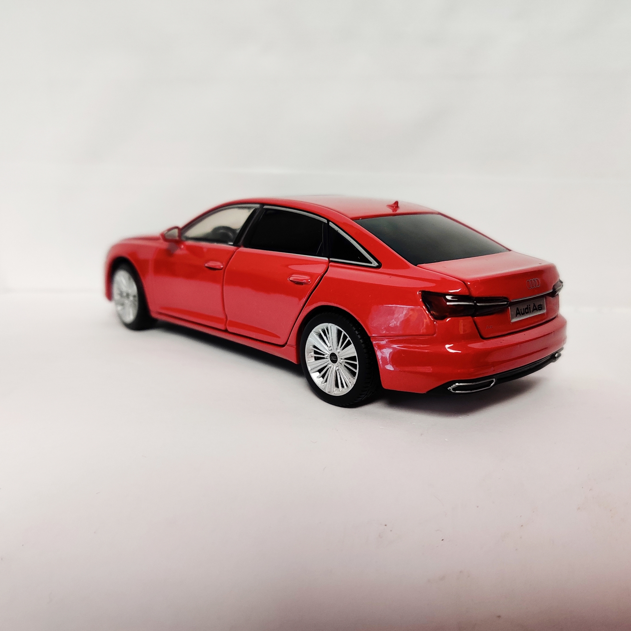 Skala 1/32 Audi A6, Röd från Tayumo