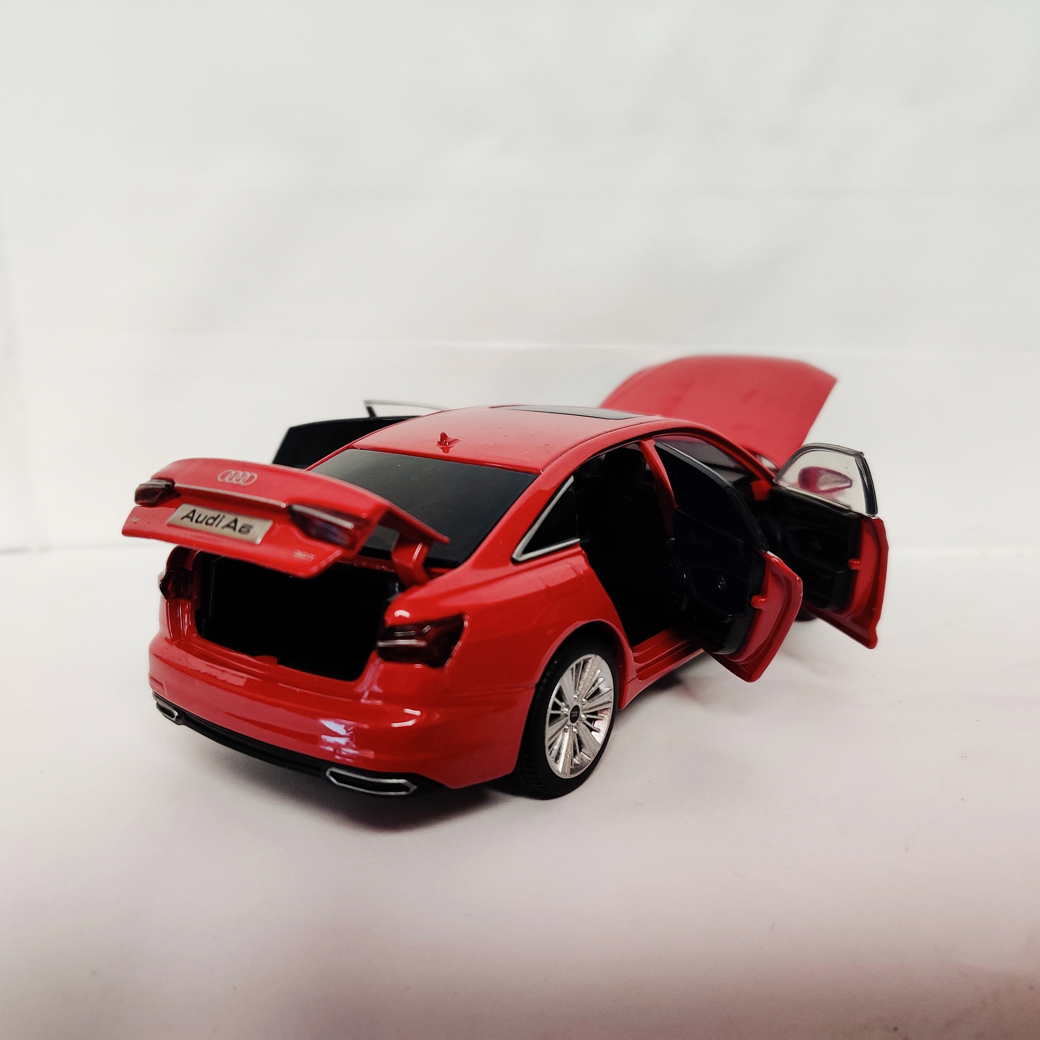 Skala 1/32 Audi A6, Röd från Tayumo