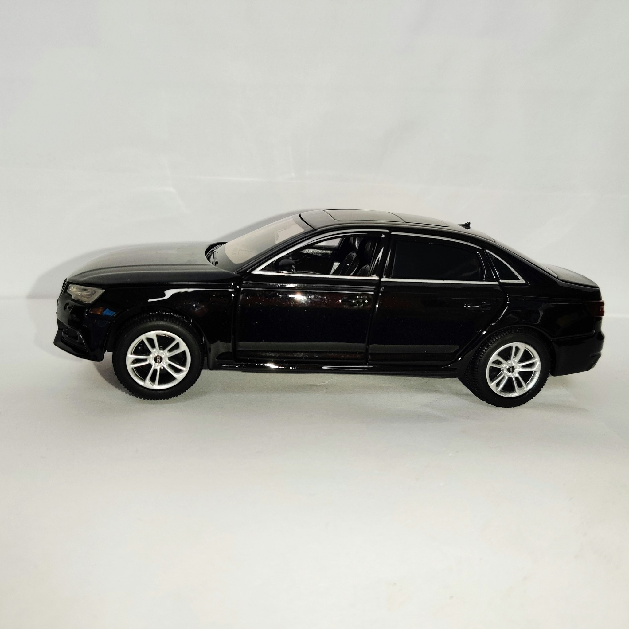 Skala 1/32 Audi A4, Svart från Tayumo