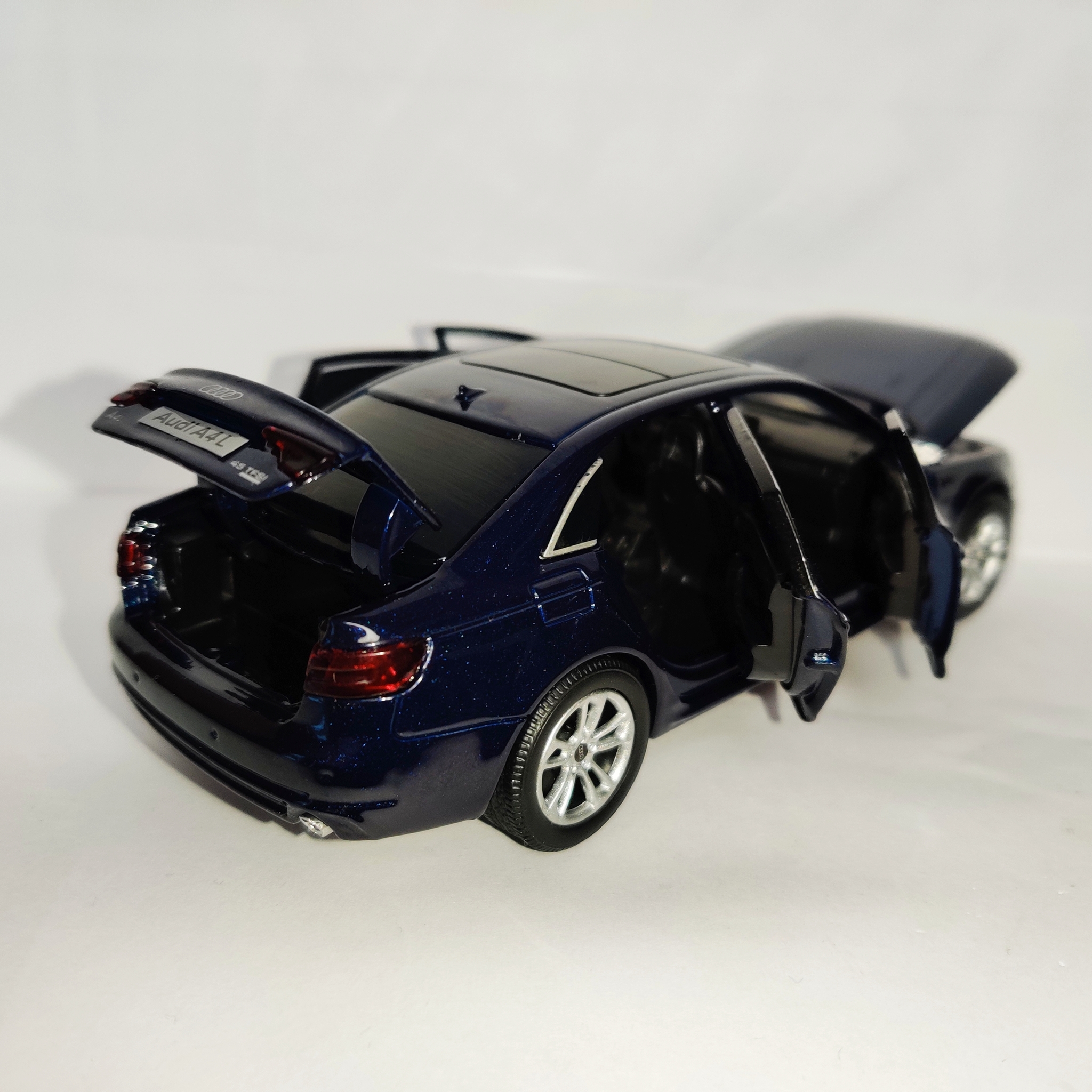 Kopia Skala 1/32 Audi A4, Mörk metalic blå från Tayumo