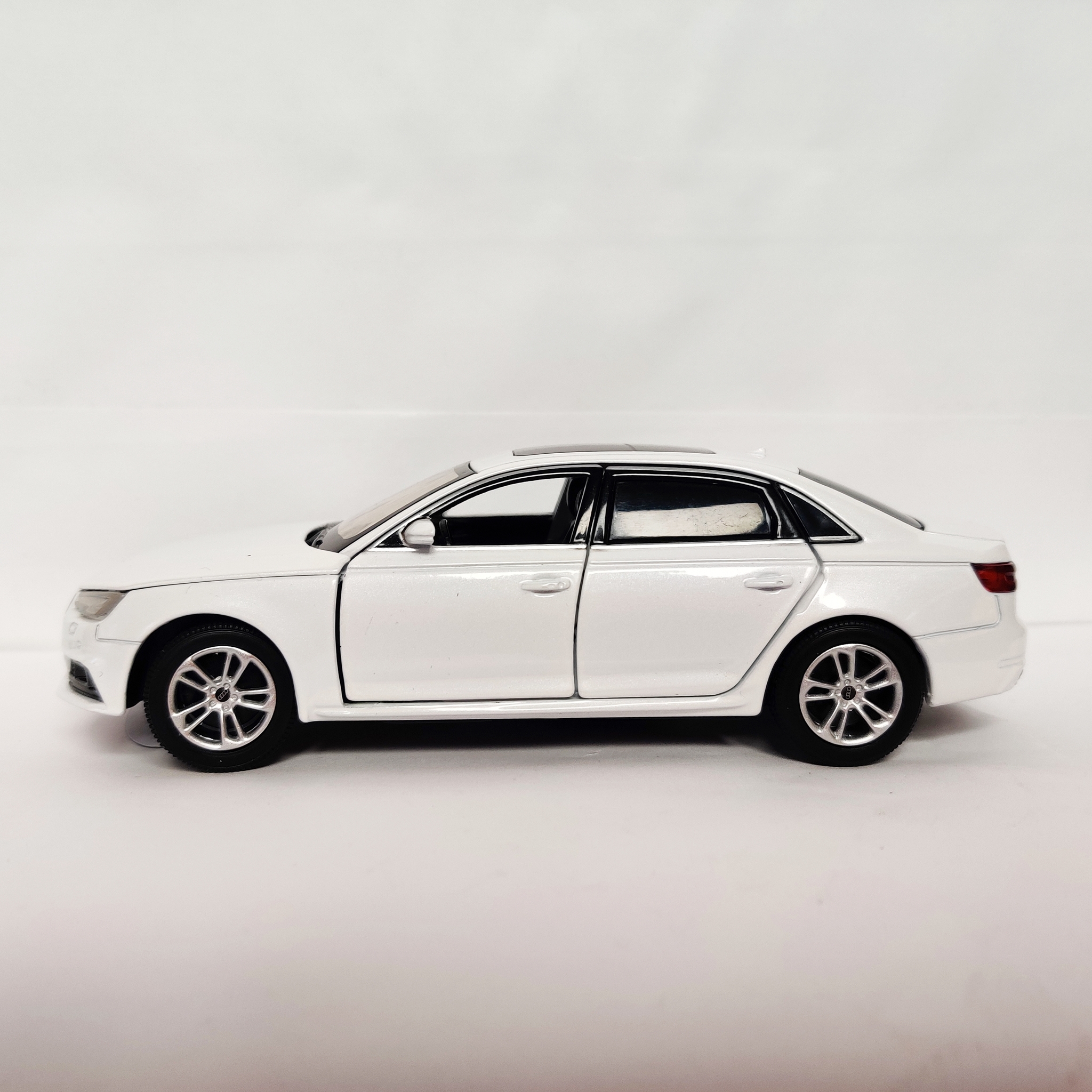 Skala 1/32 Audi A4, vit från Tayumo