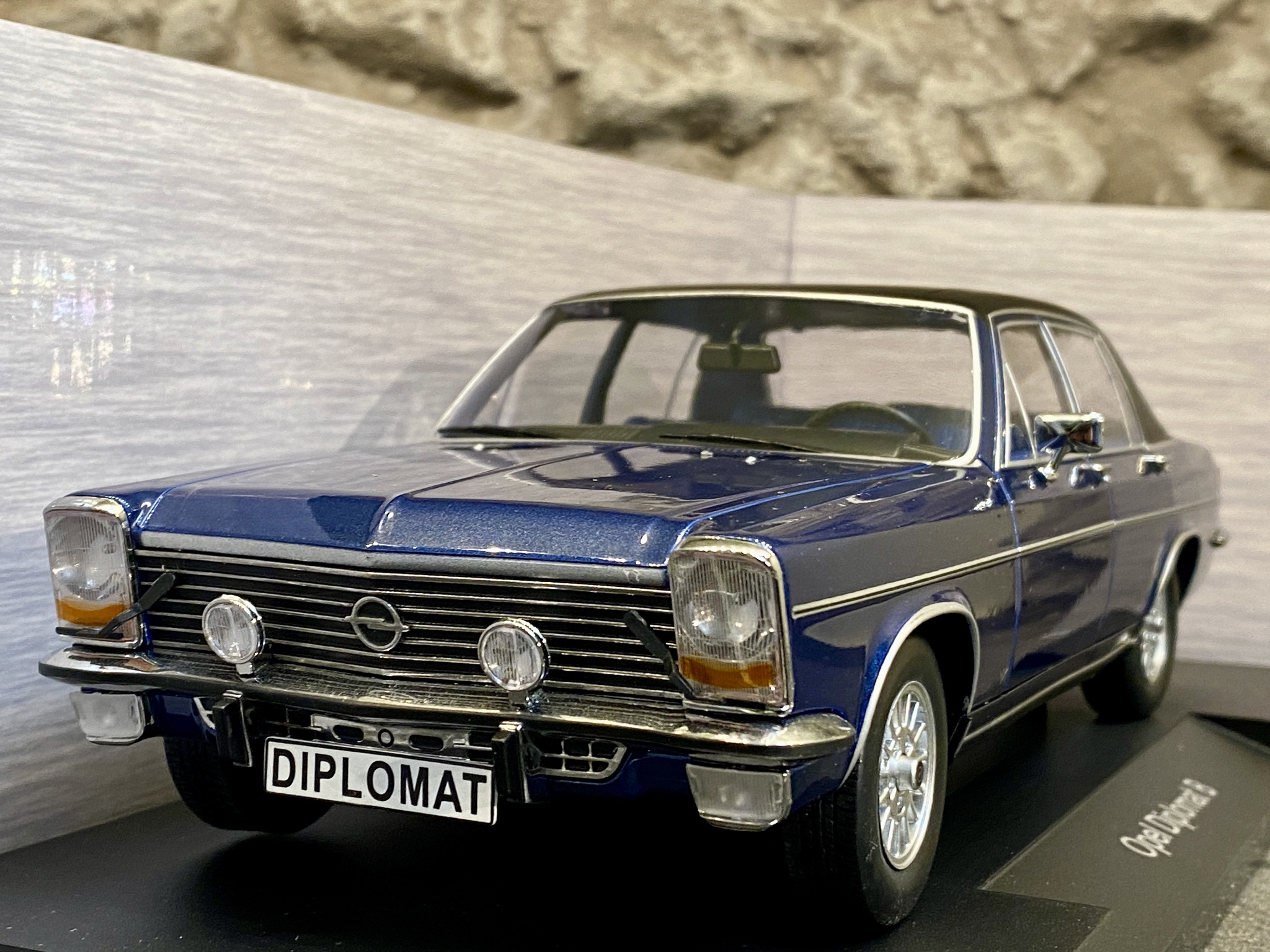 Skala 1/18 Opel Diplomat B, Dark blue/bl roof 72' fr MCG/Model Car Group