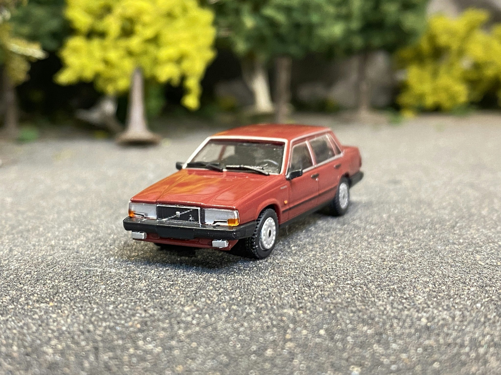 Skala 1/87 - Volvo 740 GL (744), Deep Red fr Minichamps