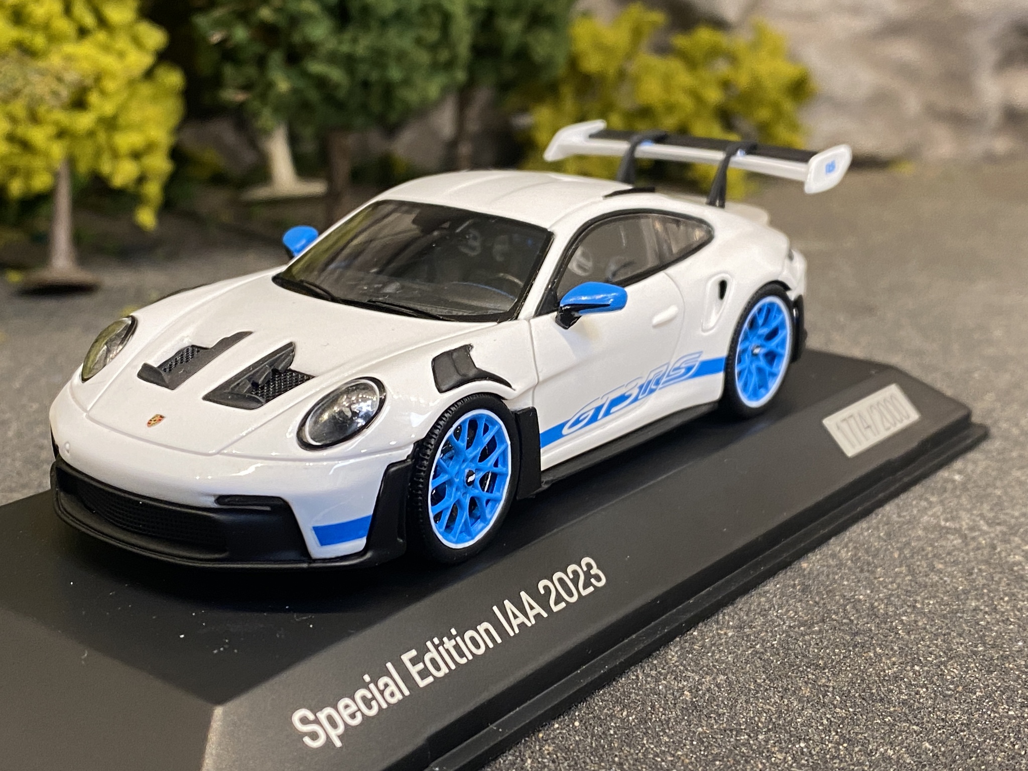 Skala 1/43 PORSCHE 911(992) GT3 RS IIA 2023 White/blue fr SPARK