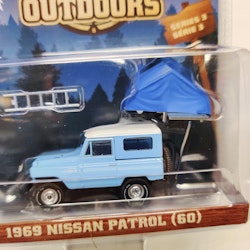 Skala 1/64 Greenlight "The Great Outdoors" 1969 Nissan Patrol (60)