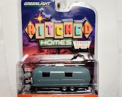 Skala 1/64 Greenlight "Hitched Homes" 1971 Airstream Double-Axle Land Yacht Safari Custom S14