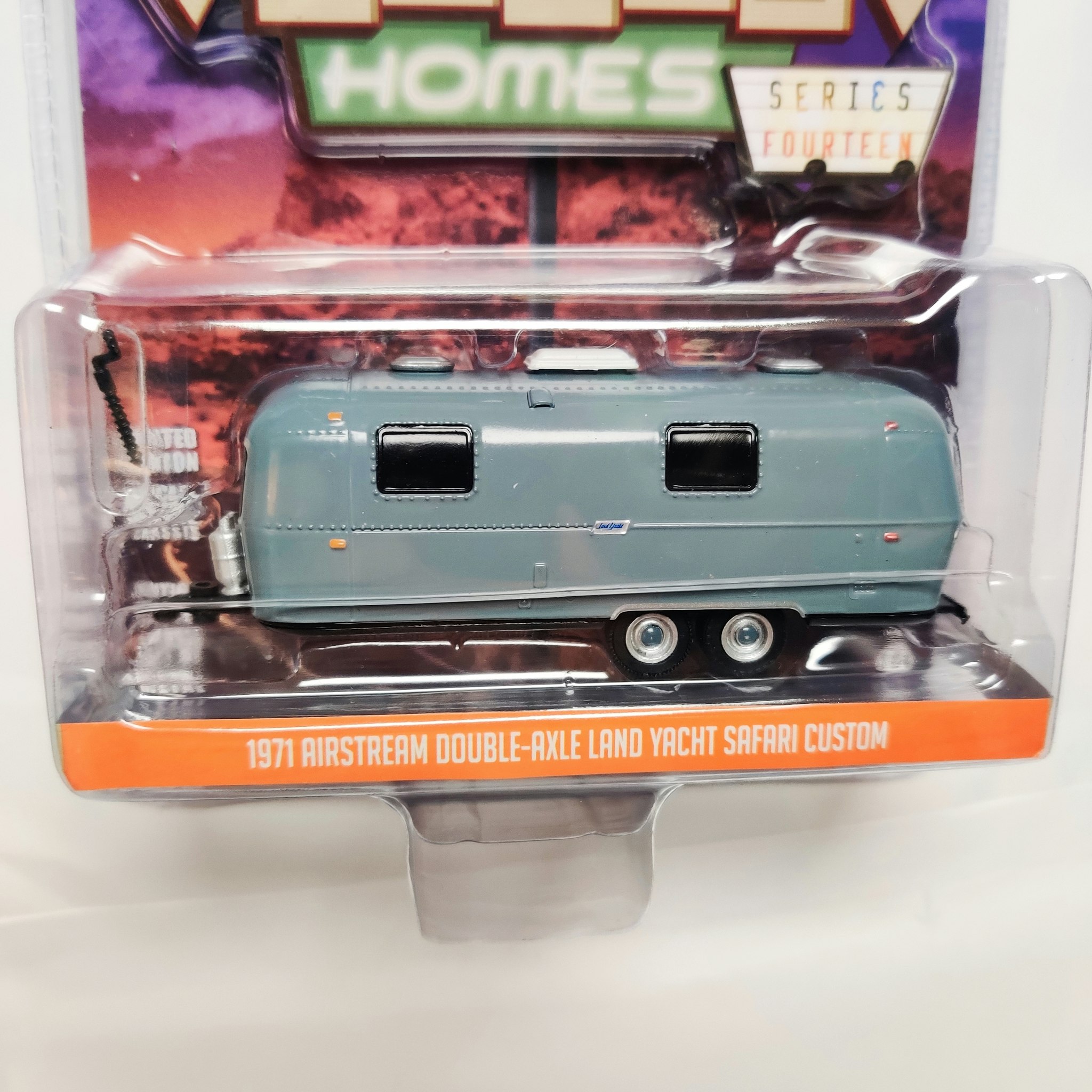 Skala 1/64 Greenlight "Hitched Homes" 1971 Airstream Double-Axle Land Yacht Safari Custom S14