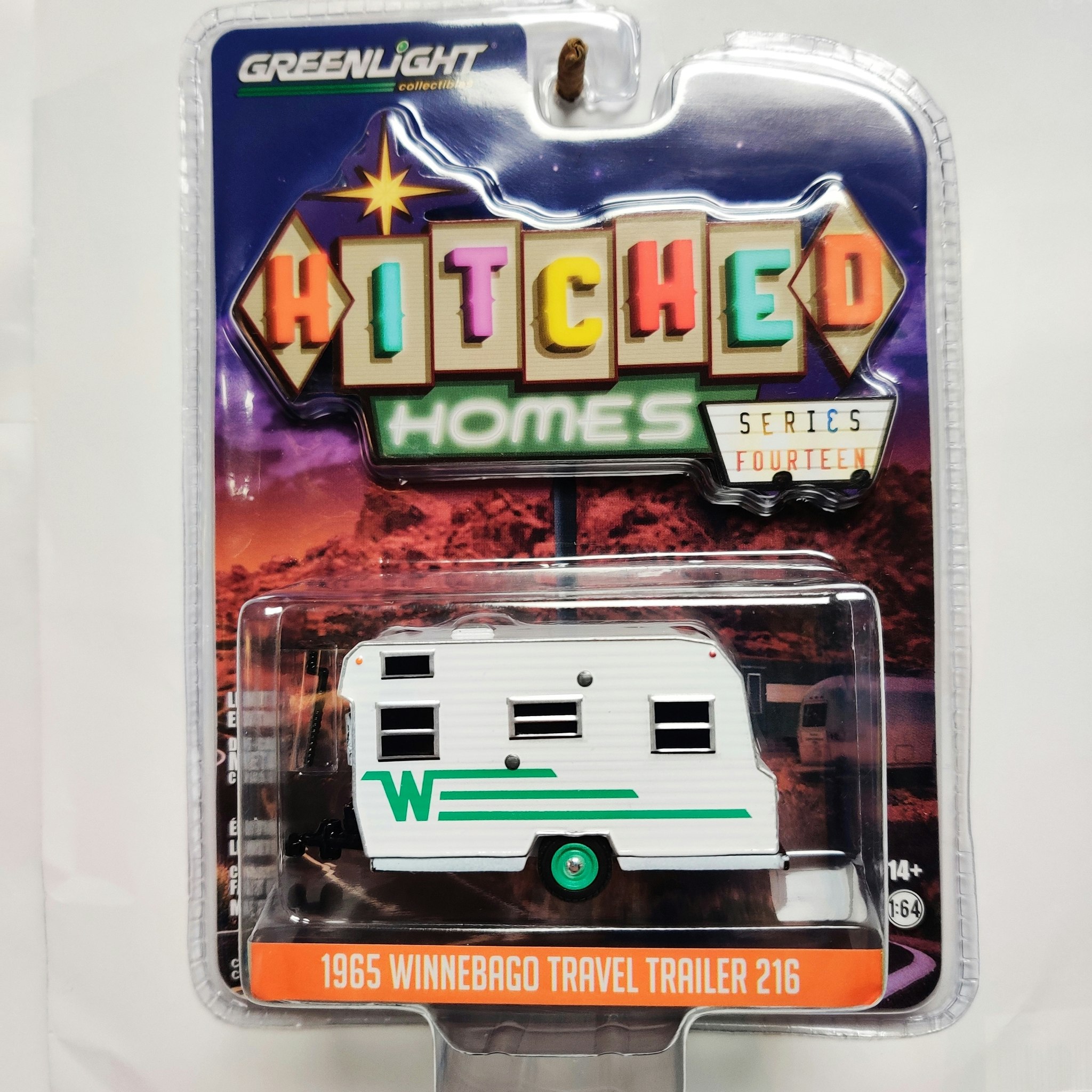 Skala 1/64 Greenlight "Hitched Homes" 1965 Winnebago Travel Trailer 216 S14