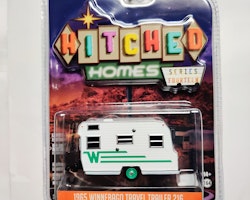 Skala 1/64 Greenlight "Hitched Homes" 1965 Winnebago Travel Trailer 216 S14