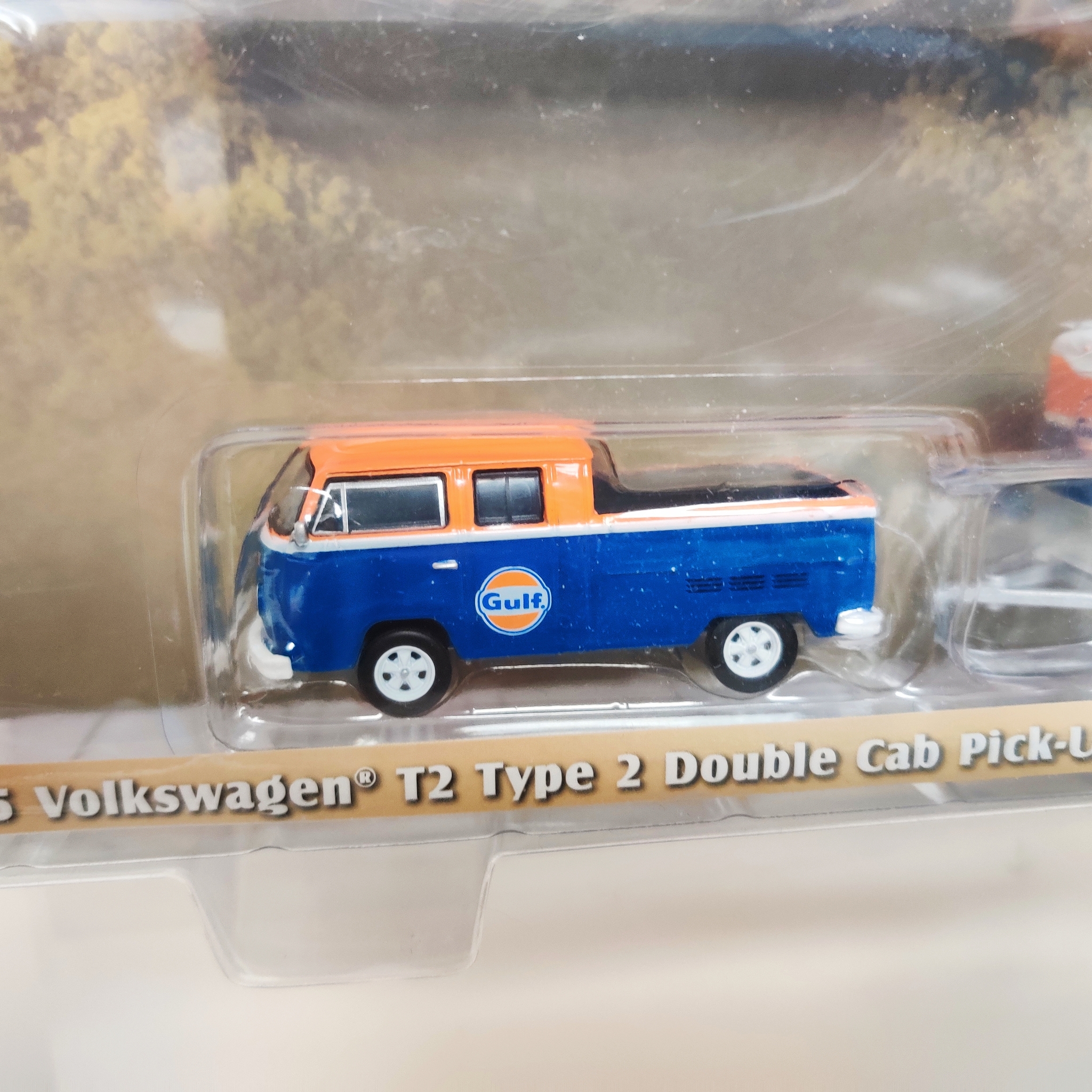 Skala 1/64 Greenlight "Hitch & Tow" 1975 "GULF" Volkswagen T2 Type2 Double cab Pick-Up w Small Cargo Trailer S28