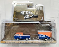 Skala 1/64 Greenlight "Hitch & Tow" 1975 "GULF" Volkswagen T2 Type2 Double cab Pick-Up w Small Cargo Trailer S28