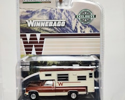 Skala 1/64 Greenlight Excl. 1982 Chevrolet C20 Silverado med Winnebago slide-in camper