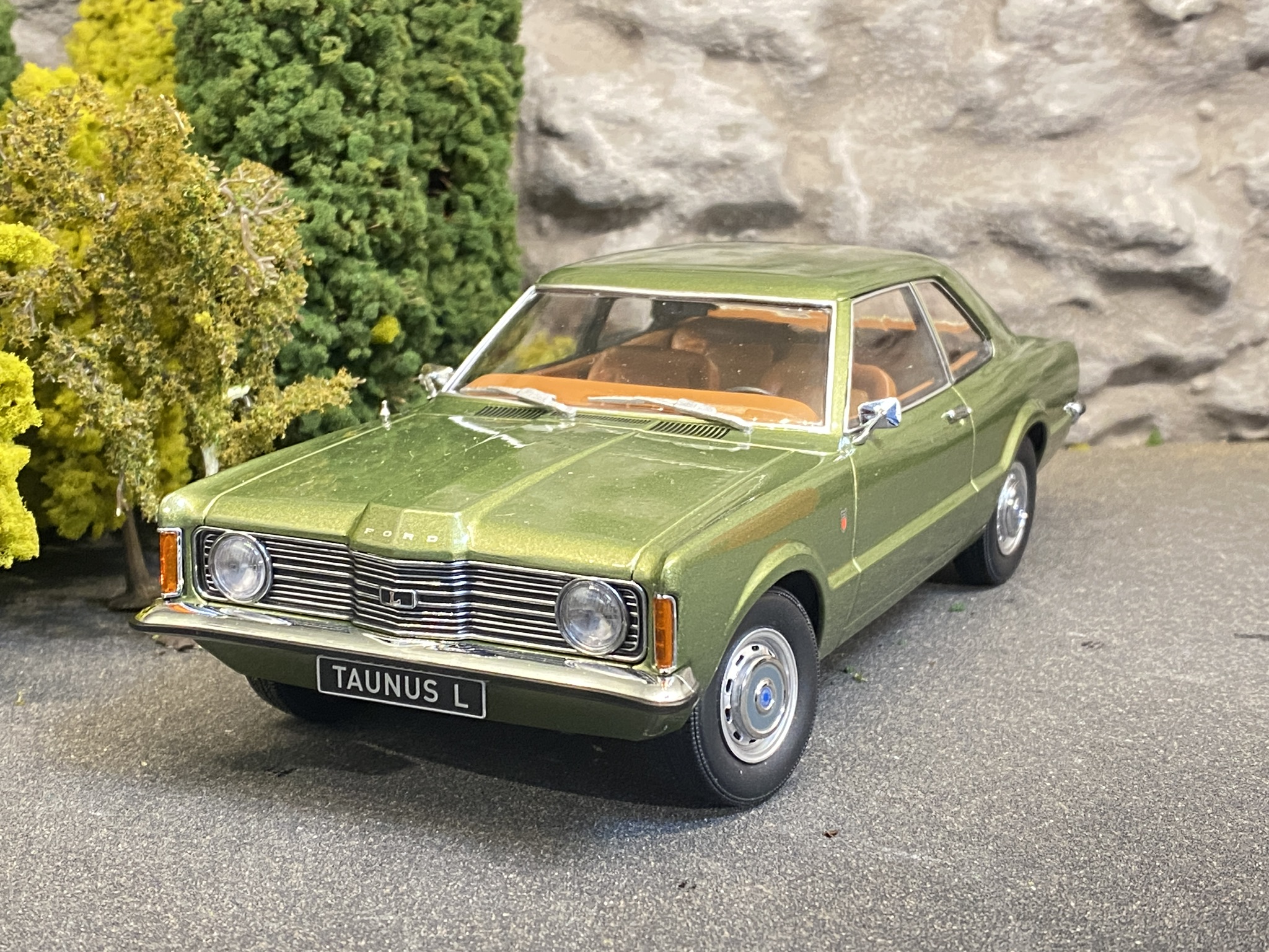 Skala 1/18 Ford L Limousine 1971, Olive green metallic fr KK-Scale