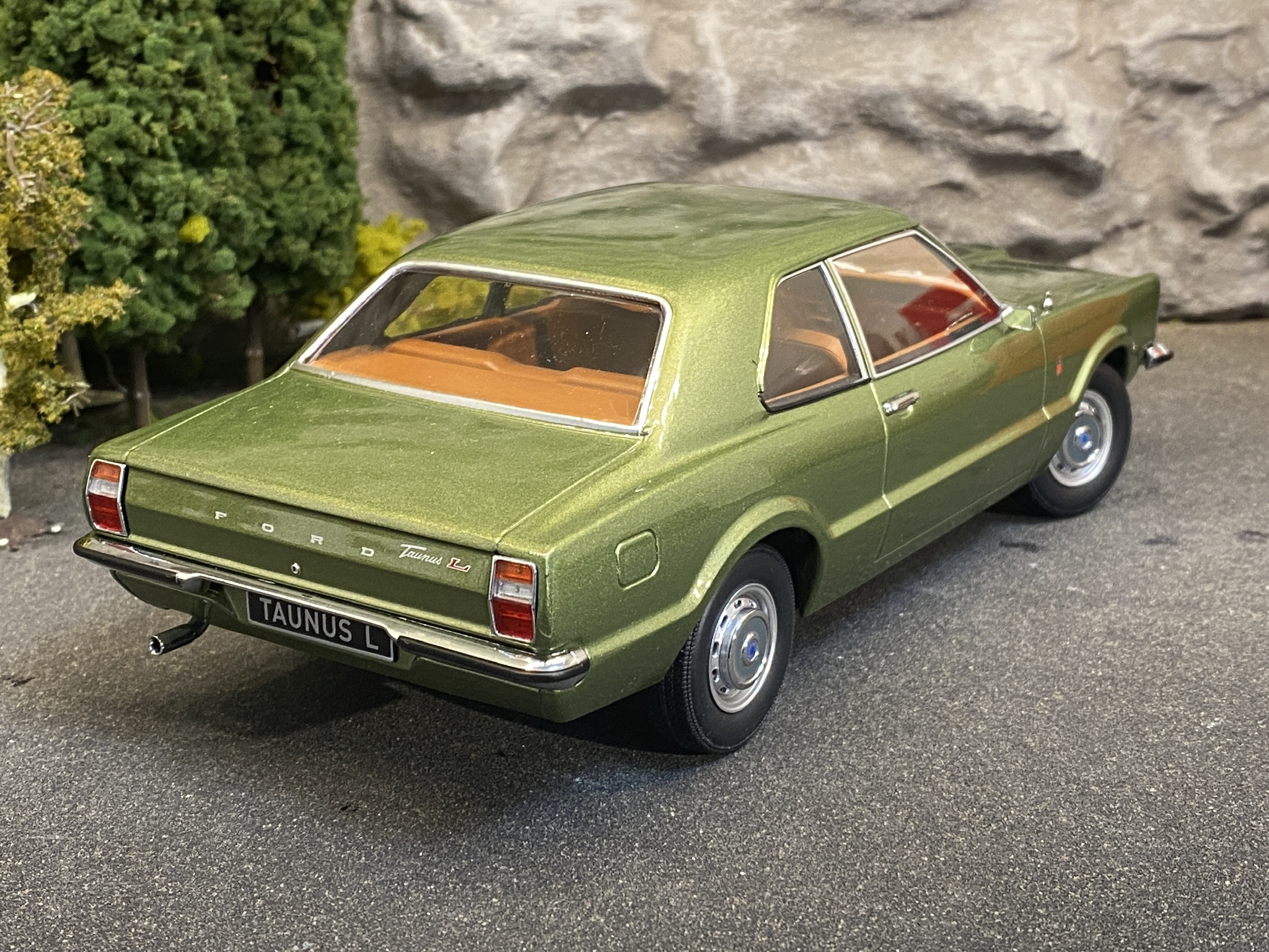 Skala 1/18 Ford L Limousine 1971, Olive green metallic fr KK-Scale