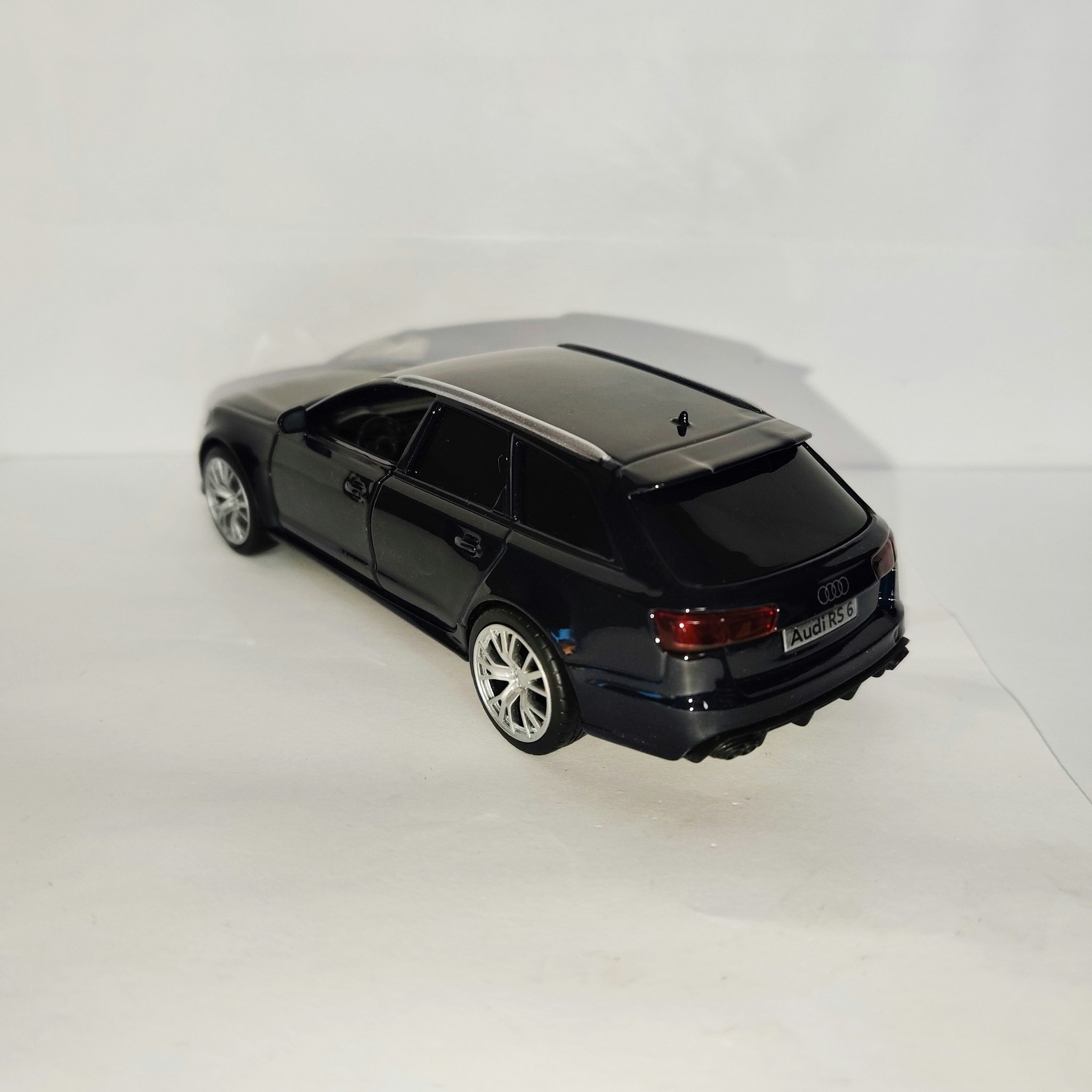 Skala 1/36 Audi RS6, Mörk blå metalic från Tayumo