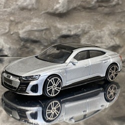 Skala 1/43 Audi RS e-tron GT, metallic-silver, 2022 fr Bburago